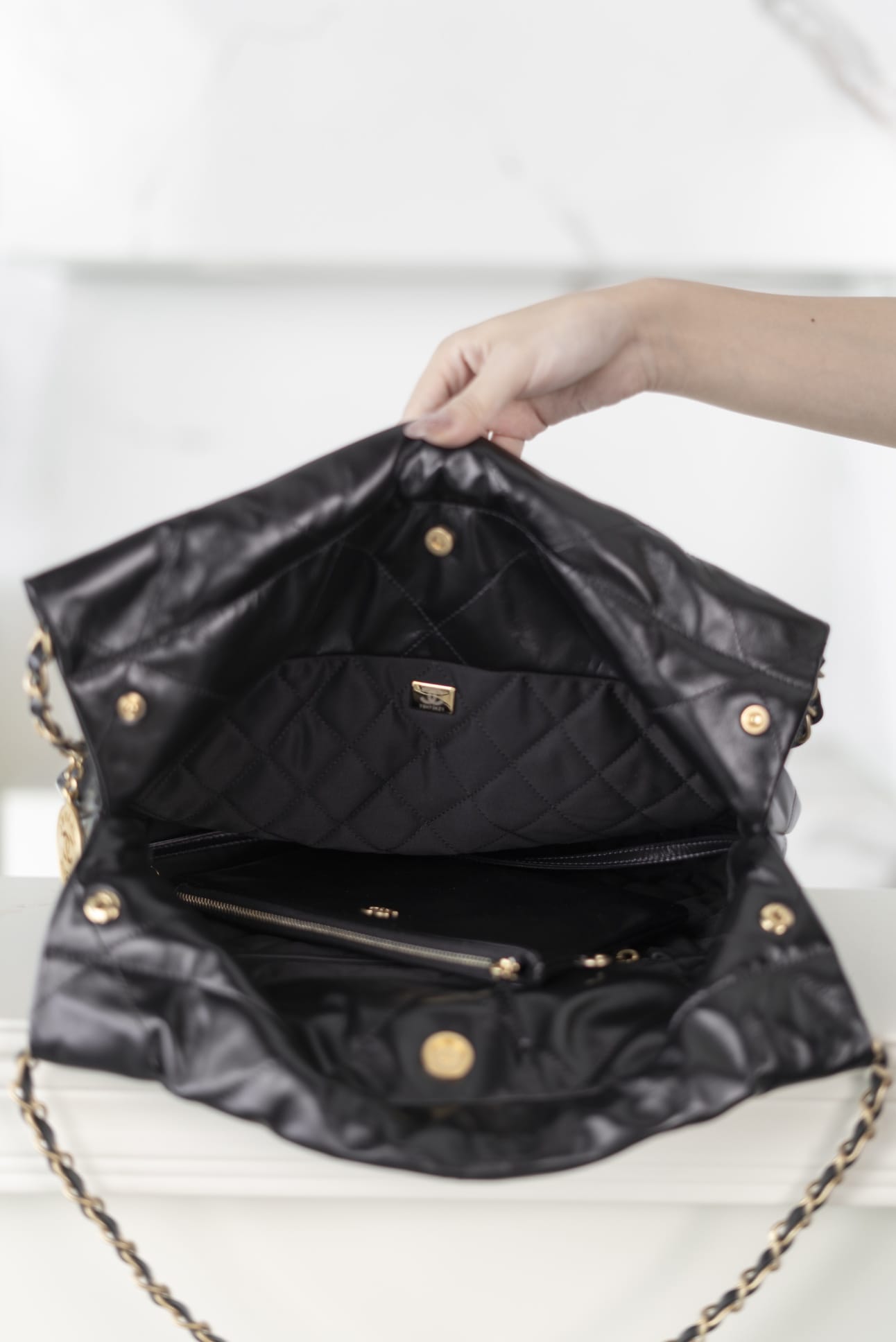 CHANEL 22 Small Hobo Bag in Shiny Calfskin - Black & Gold