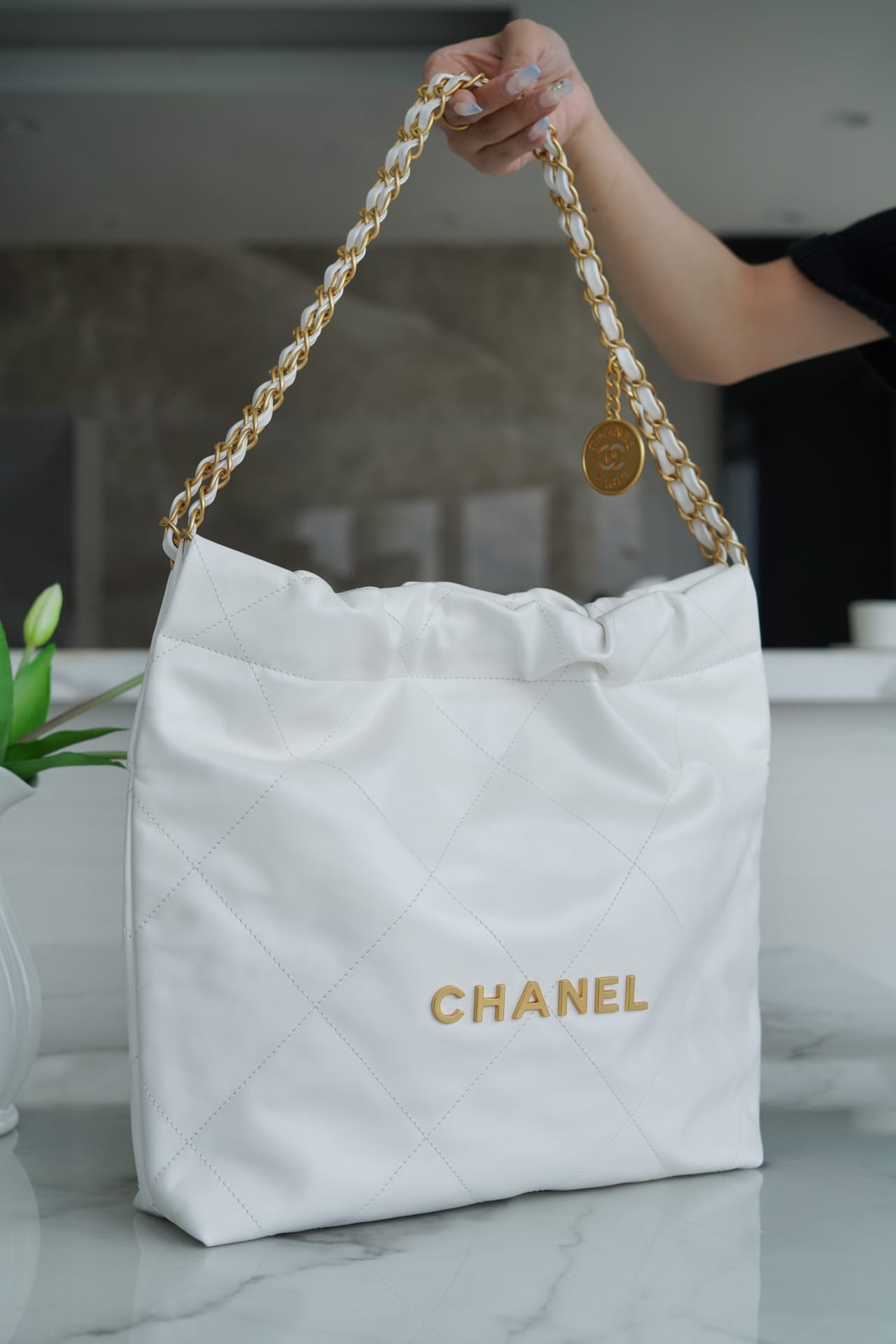 CHANEL 22 Small Hobo Bag in Shiny Calfskin - White & Gold LOGO