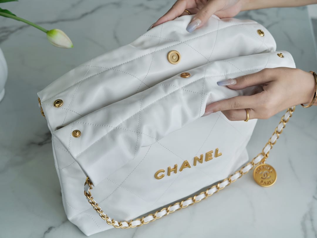 CHANEL 22 Small Hobo Bag in Shiny Calfskin - White & Gold LOGO