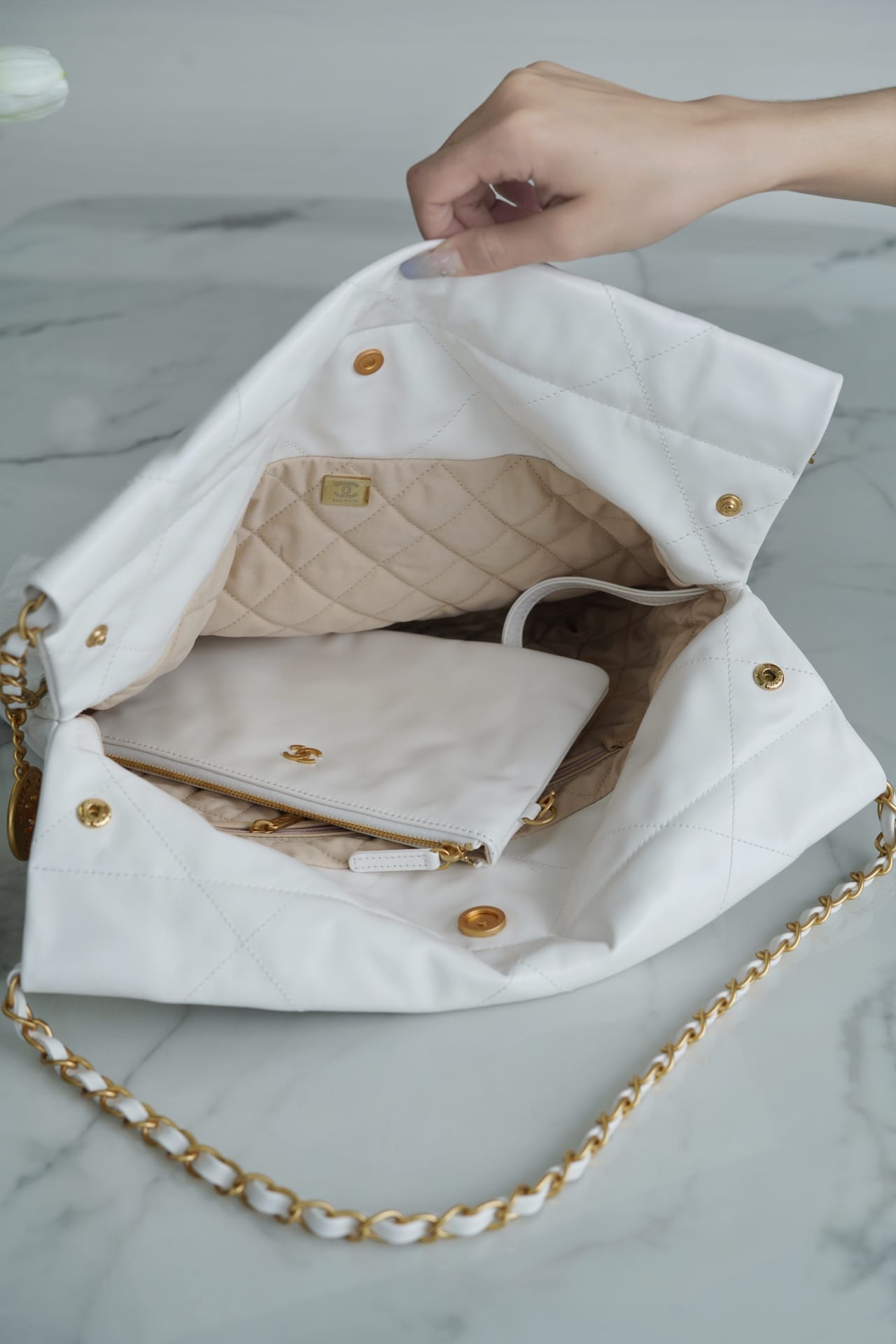 CHANEL 22 Small Hobo Bag in Shiny Calfskin - White & Gold LOGO