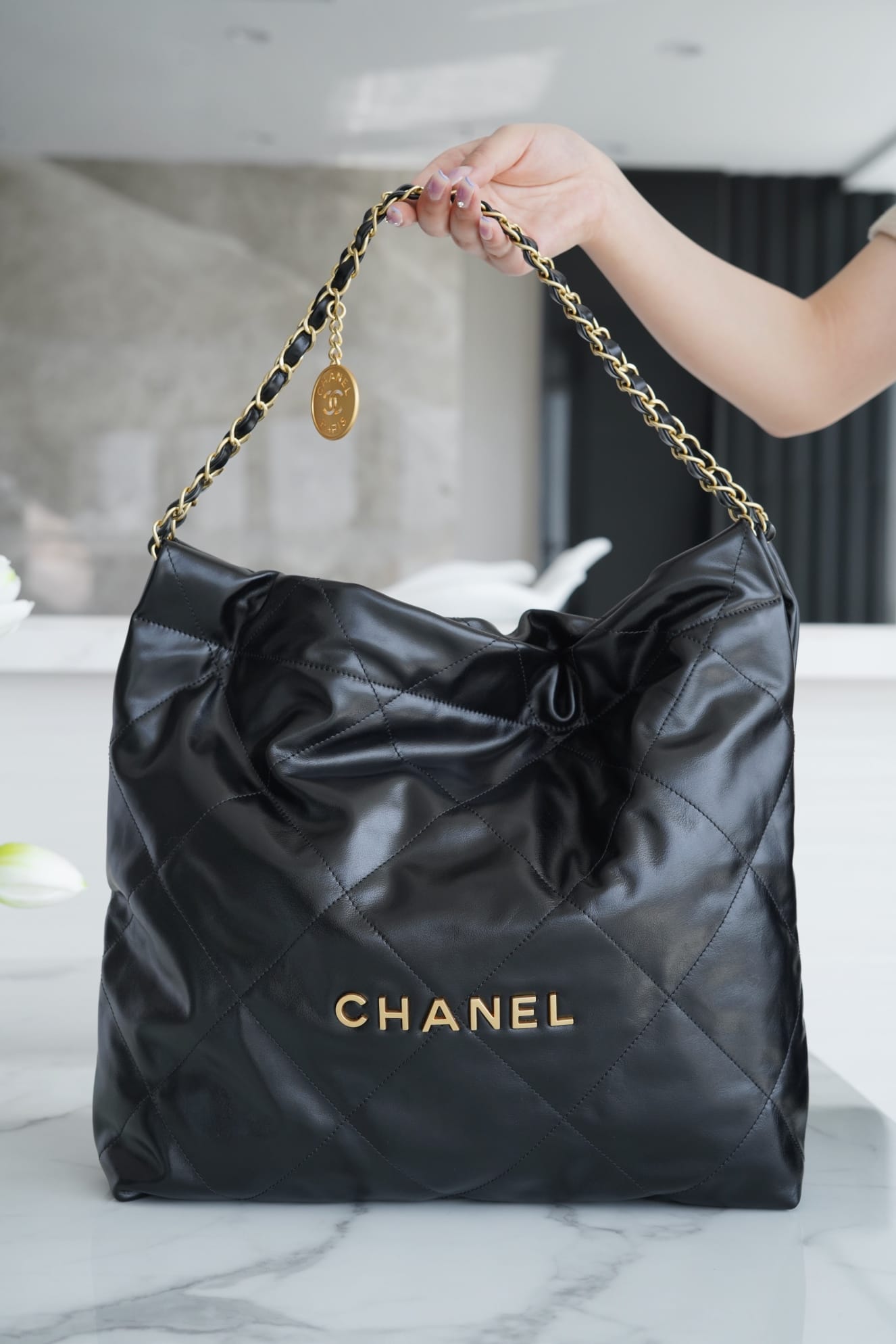 CHANEL 22 Medium Hobo Bag in Shiny Calfskin - Black 