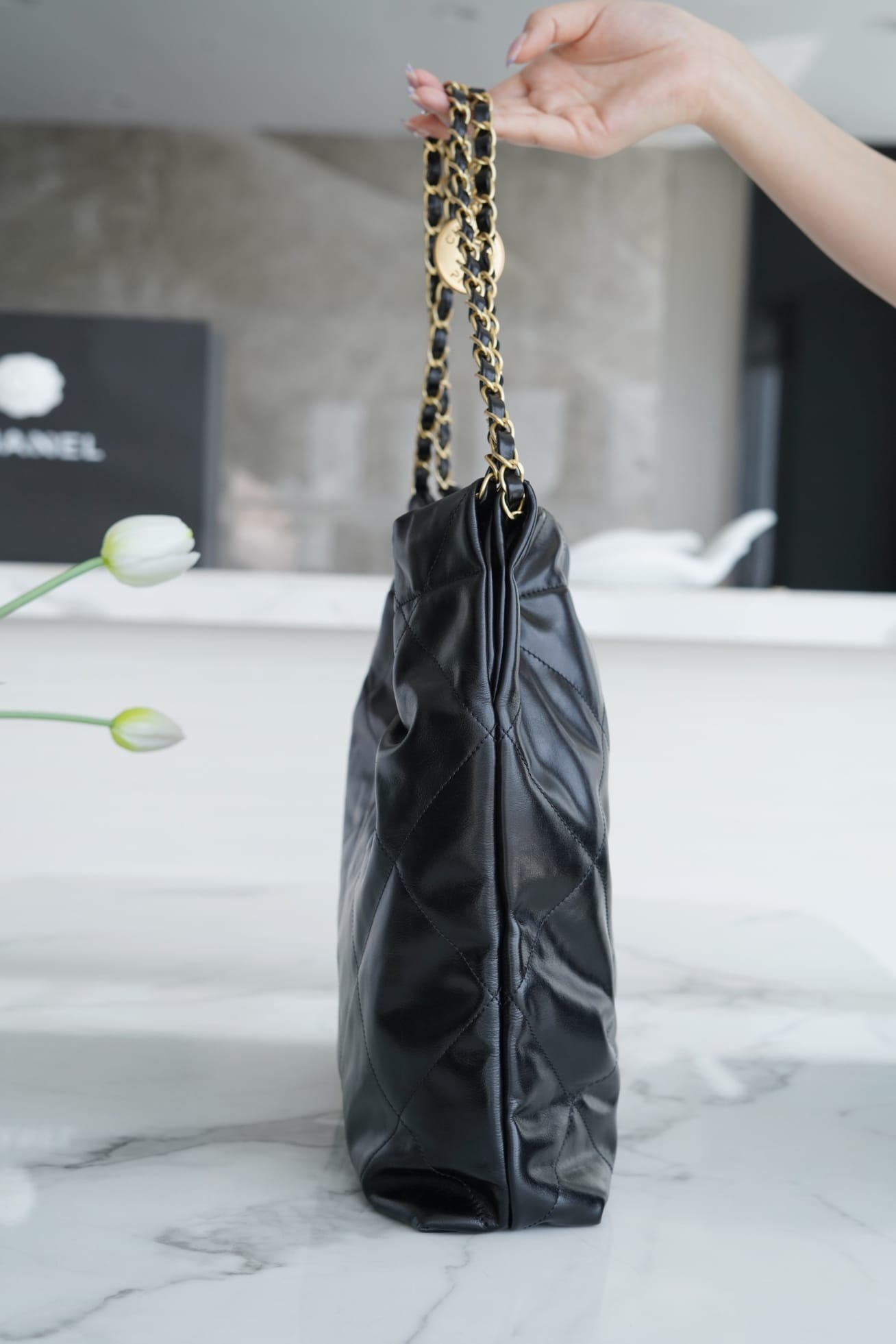 CHANEL 22 Medium Hobo Bag in Shiny Calfskin - Black 