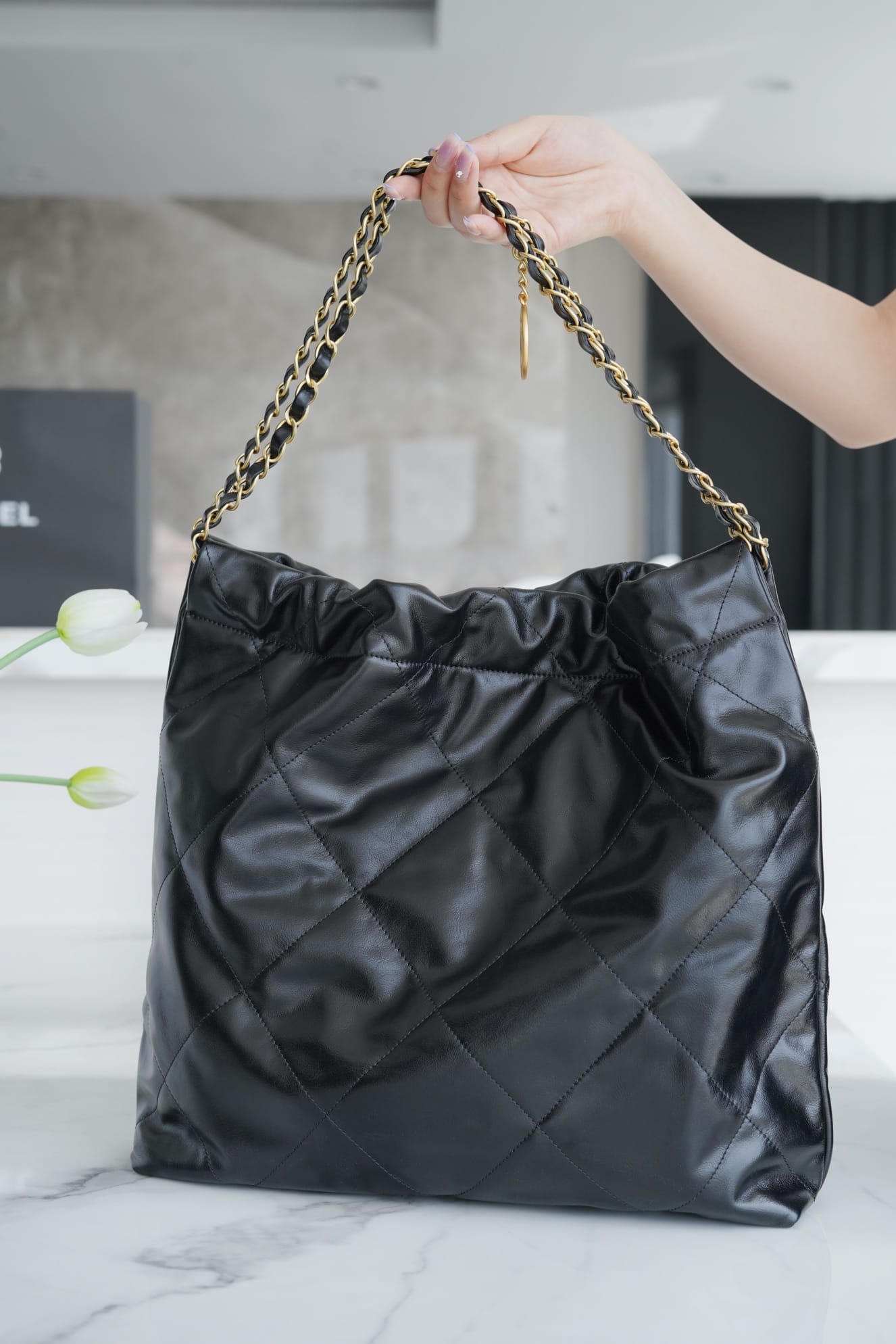 CHANEL 22 Medium Hobo Bag in Shiny Calfskin - Black 