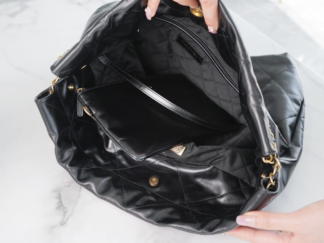 CHANEL 22 Medium Hobo Bag in Shiny Calfskin - Black 