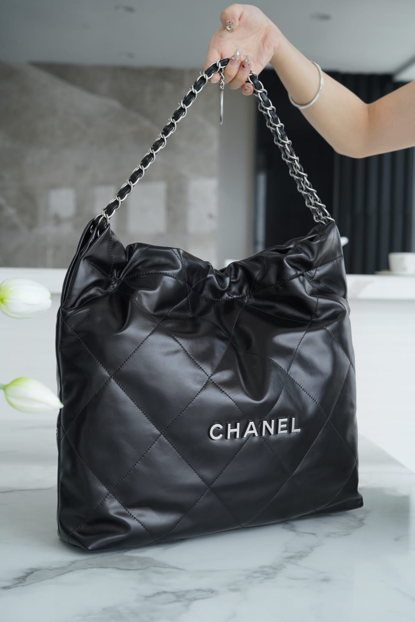 CHANEL 22 Medium Hobo Bag in Shiny Calfskin - Black & Silver