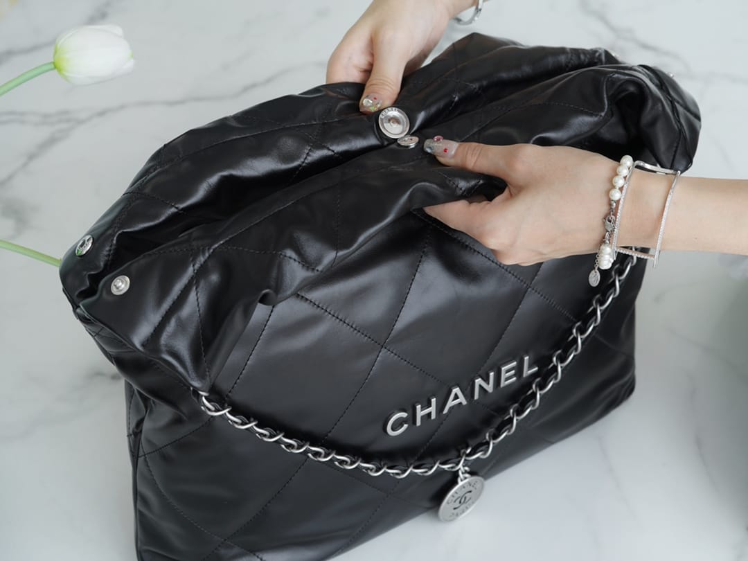 CHANEL 22 Medium Hobo Bag in Shiny Calfskin - Black & Silver