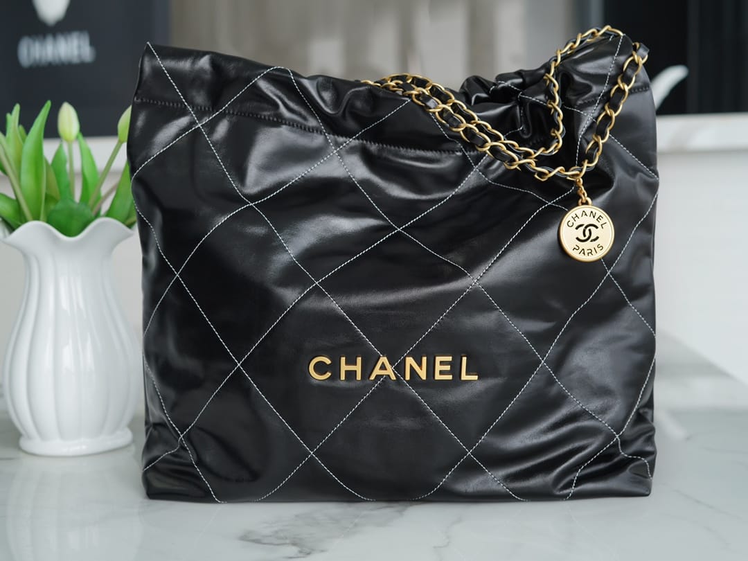 CHANEL 22 Medium Hobo Bag in Shiny Calfskin - Black & White