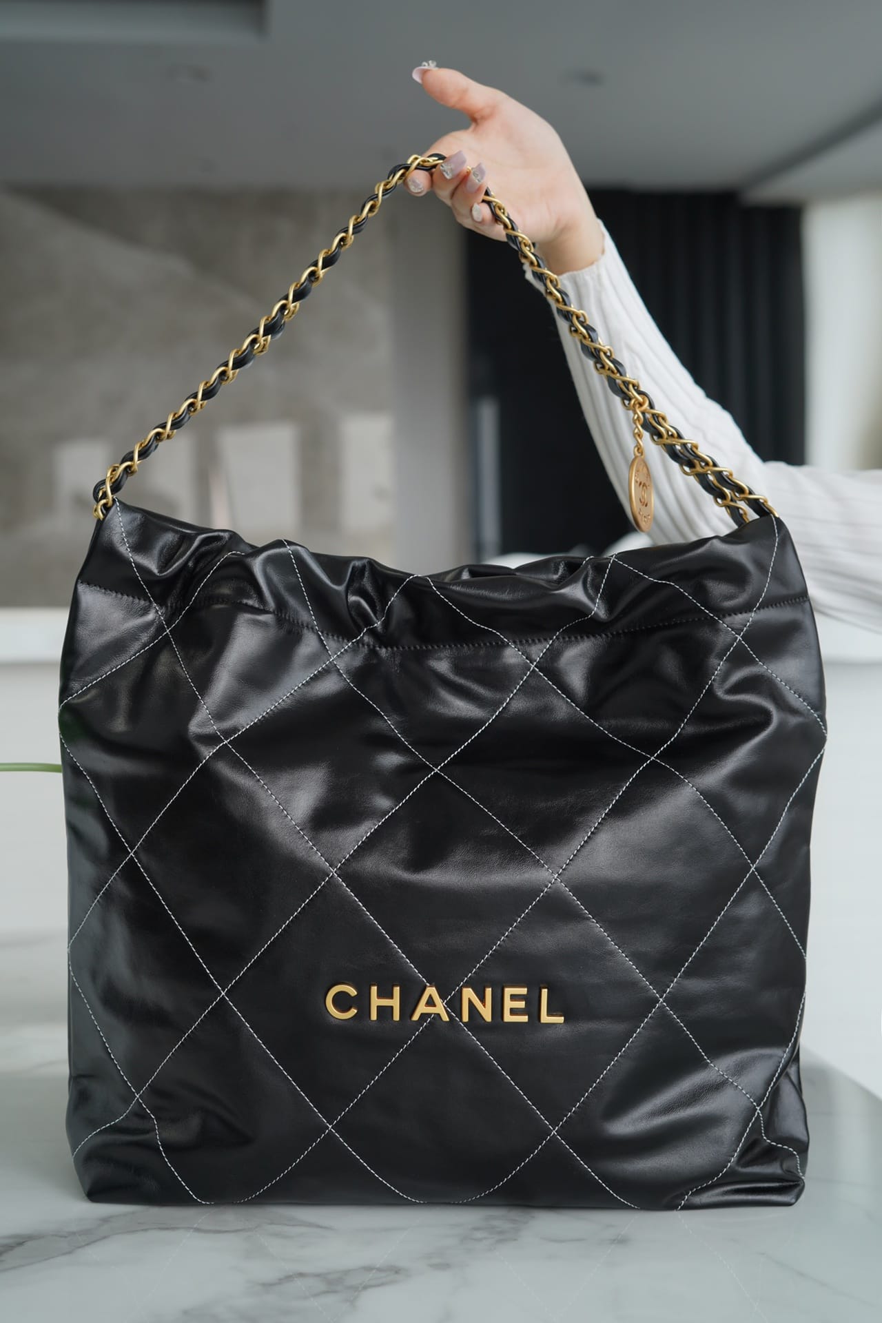 CHANEL 22 Medium Hobo Bag in Shiny Calfskin - Black & White