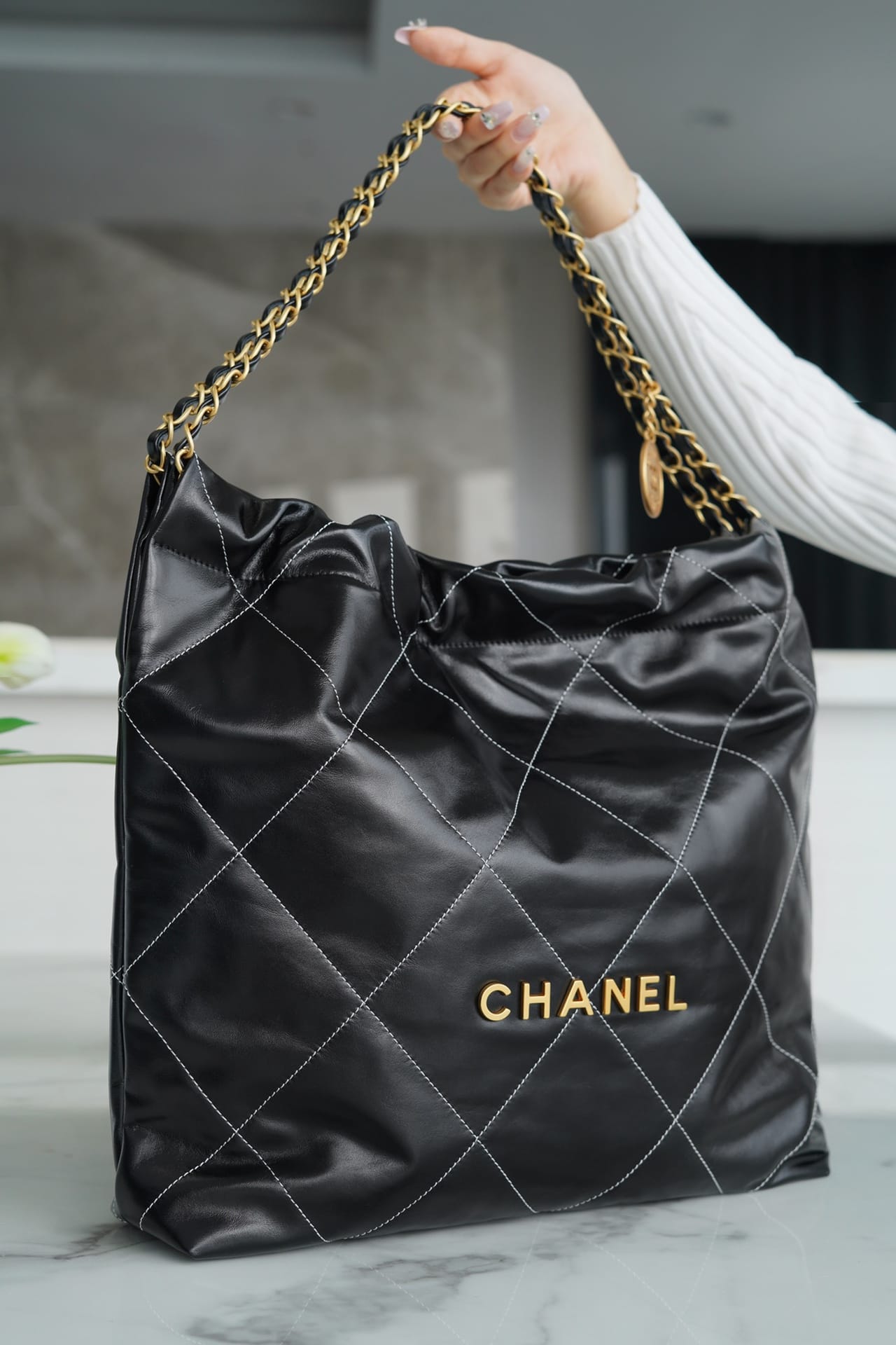 CHANEL 22 Medium Hobo Bag in Shiny Calfskin - Black & White