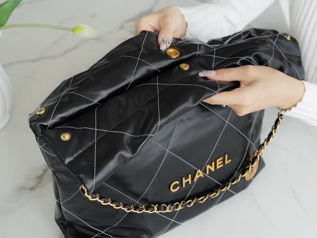 CHANEL 22 Medium Hobo Bag in Shiny Calfskin - Black & White