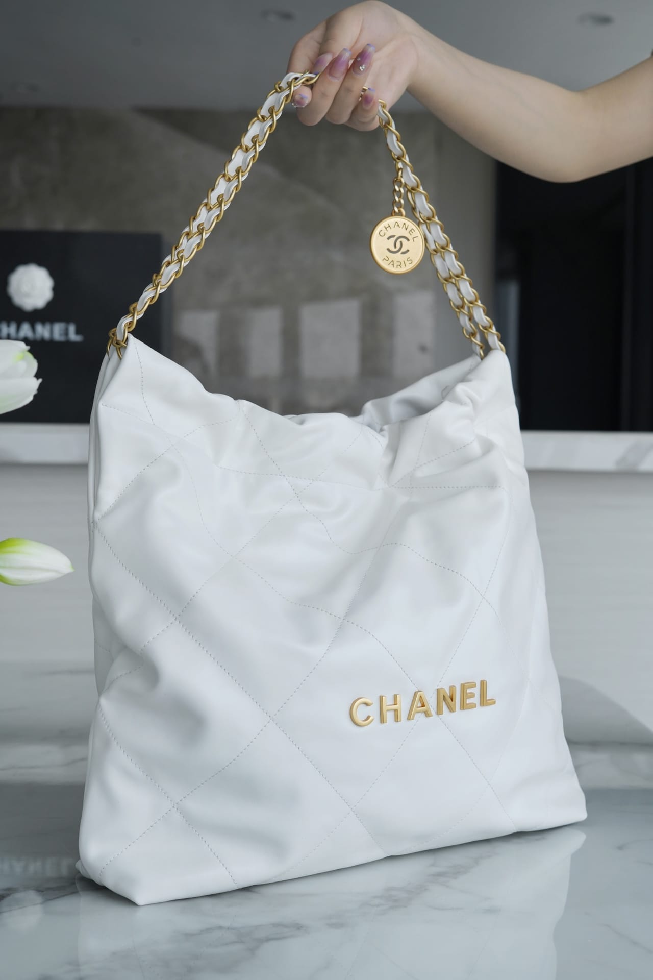 CHANEL 22 Medium Hobo Bag in Shiny Calfskin - White Gold LOGO