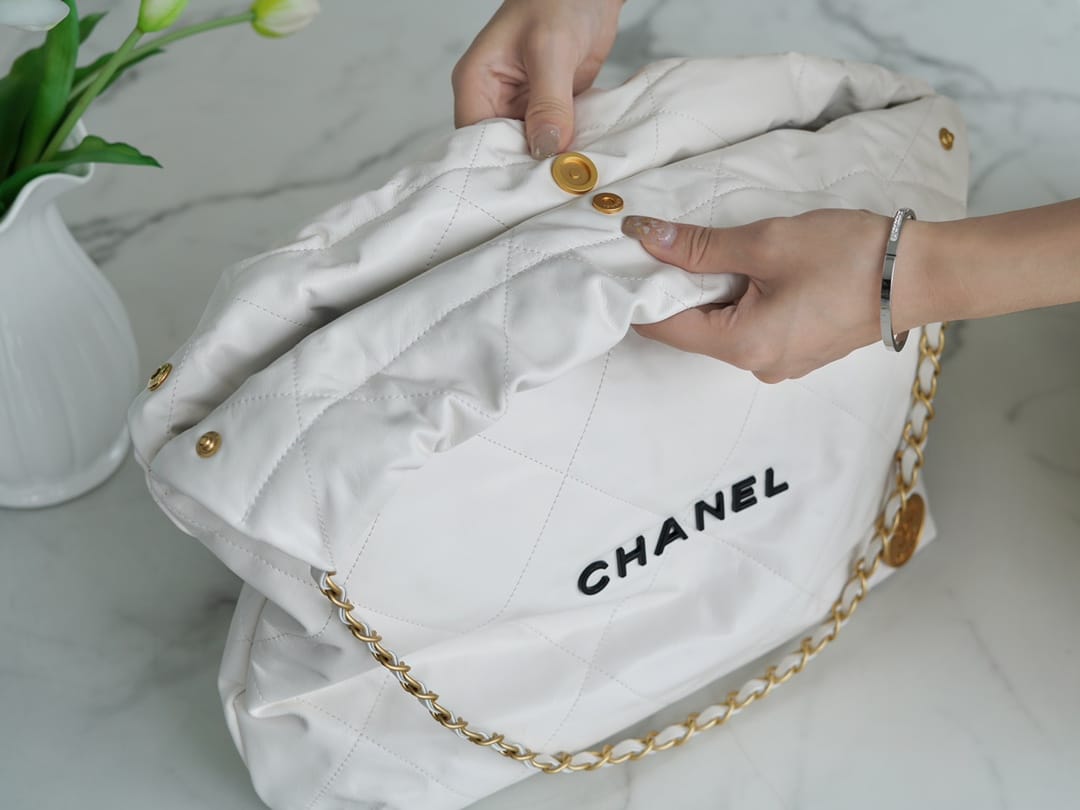 CHANEL 22 Medium Hobo Bag in Shiny Calfskin - White & Black LOGO