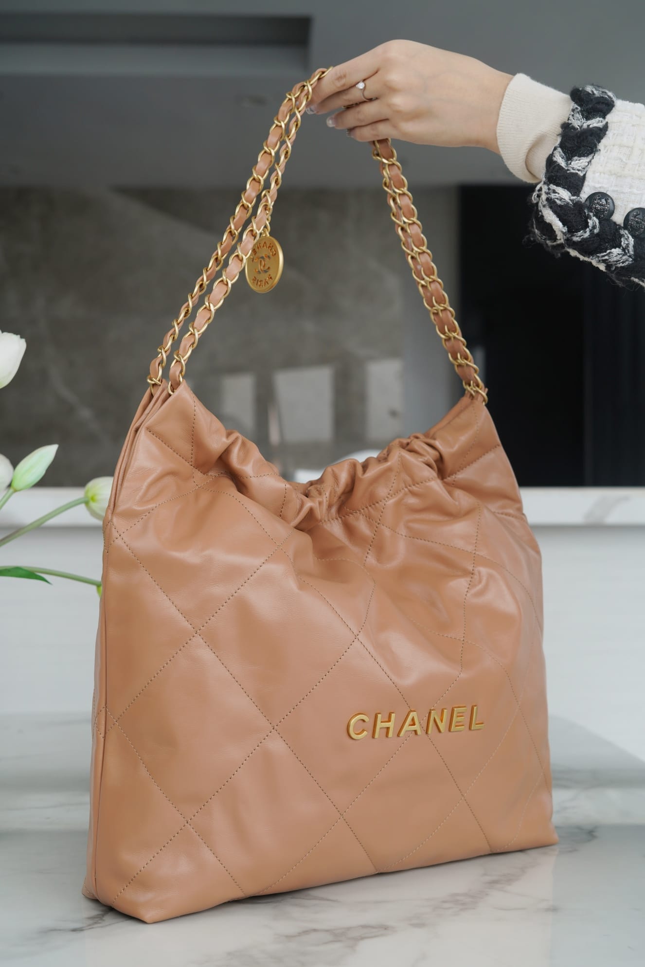 CHANEL 22 Medium Hobo Bag in Shiny Calfskin - Caramel