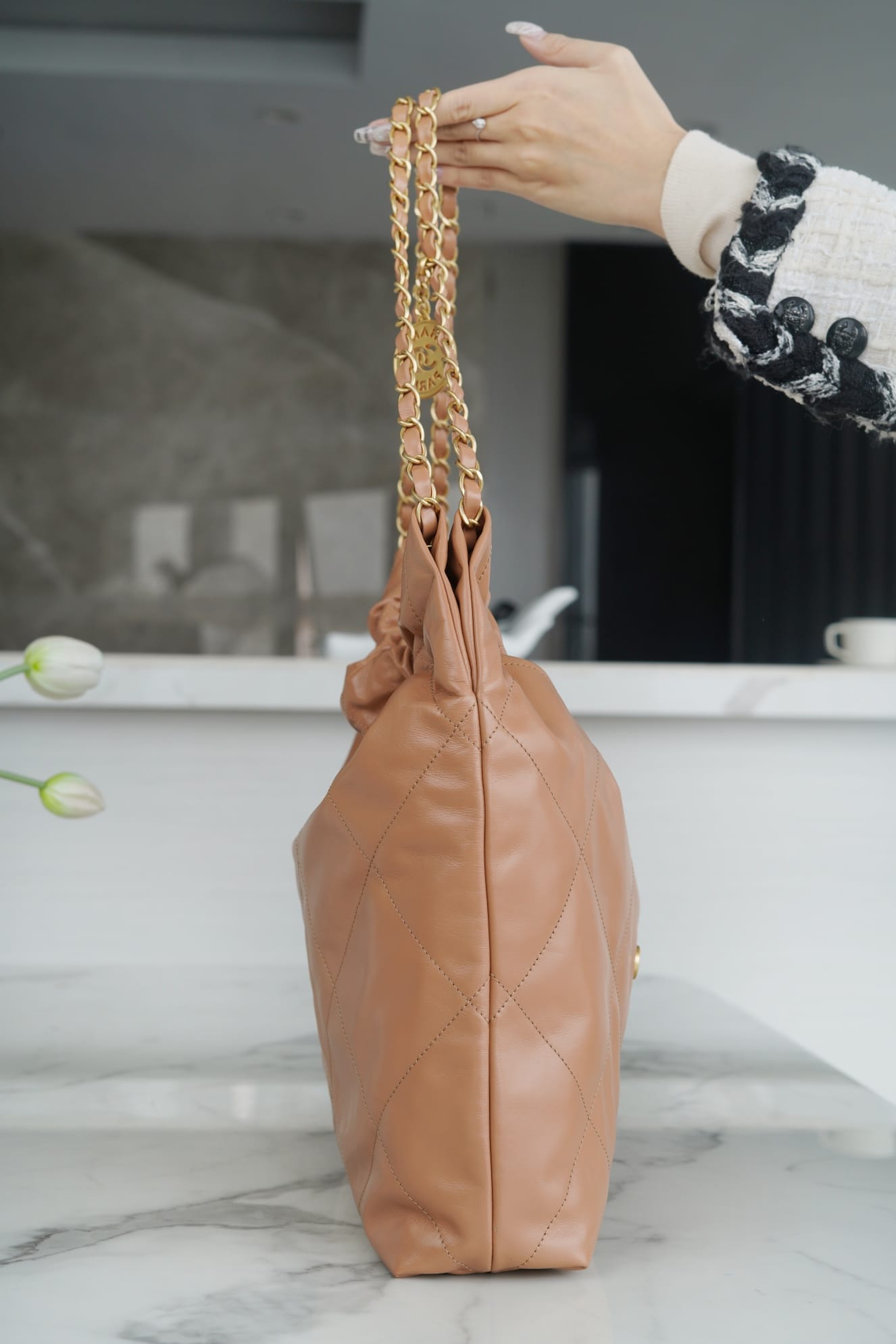 CHANEL 22 Medium Hobo Bag in Shiny Calfskin - Caramel