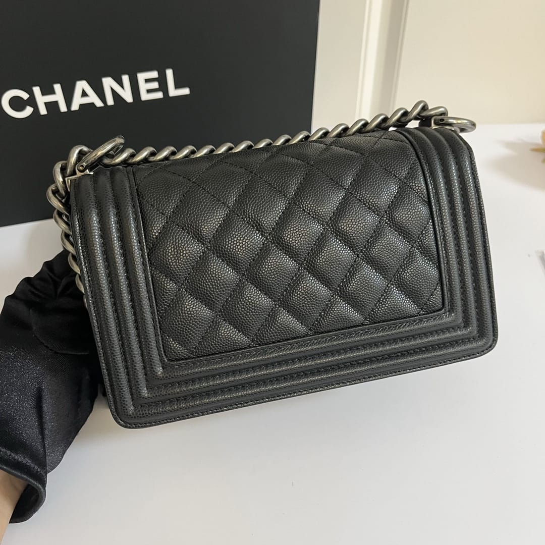 CHANEL BOY Small Flap Bag in Grained Calfskin Leather - Black & Silver