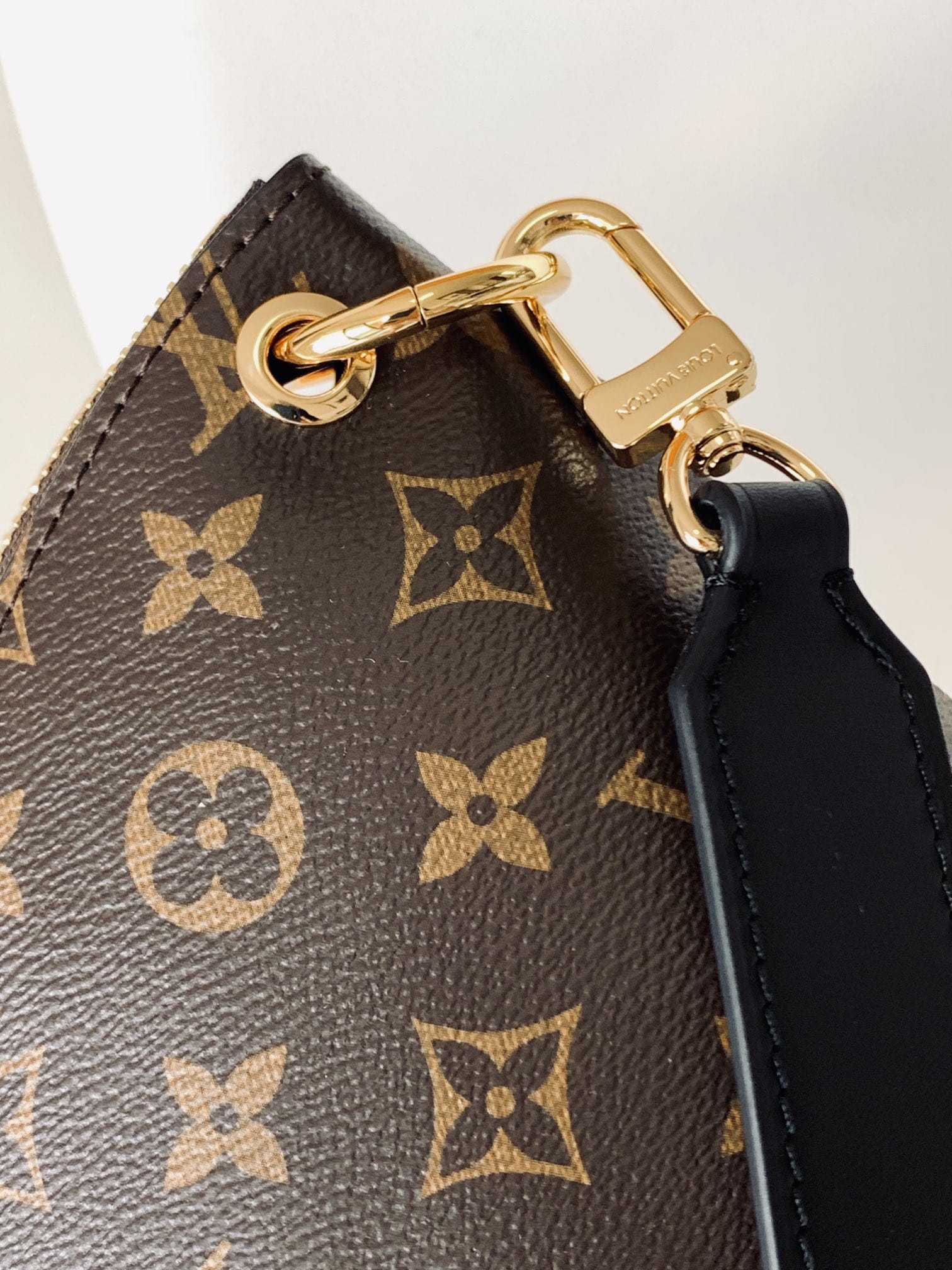 Louis Vuitton Odeon MM Shoulder Bag in Monogram Canvas