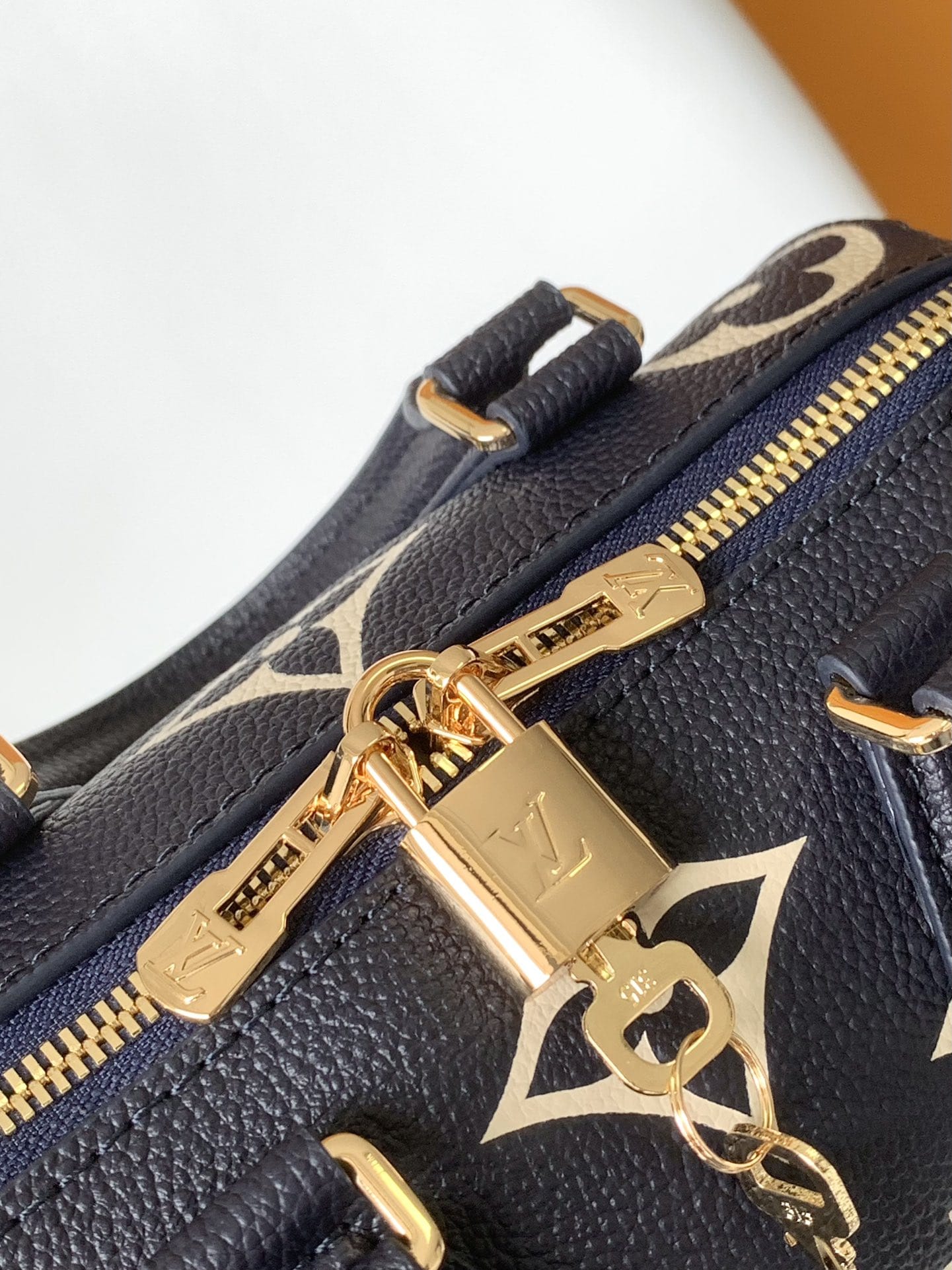 Louis Vuitton Speedy Bandoulière 20 Handle Shoulder Bag in Bicolor Monogram Leather - Navy Blue/Cream