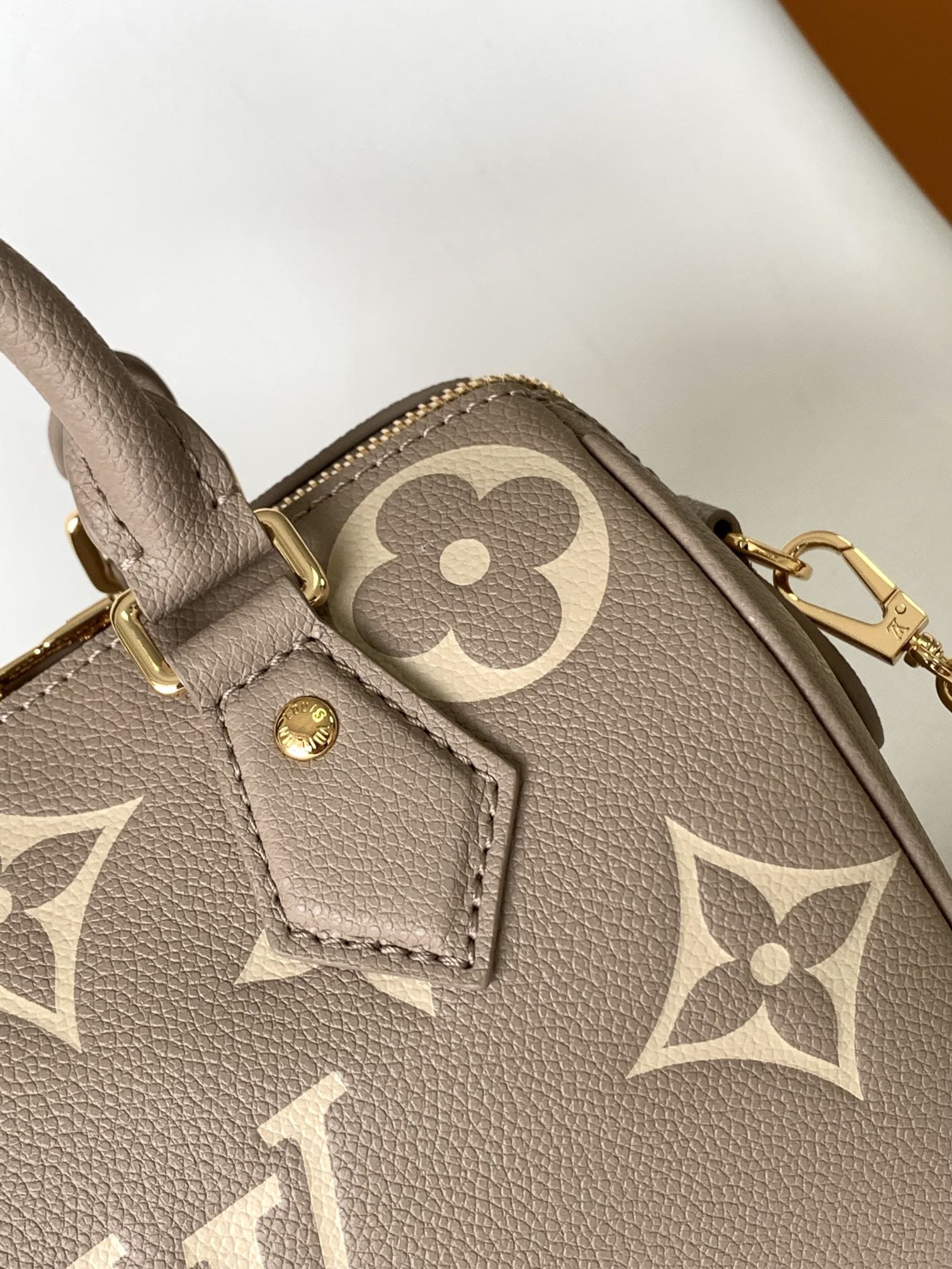 Louis Vuitton Speedy Bandoulière 20 Handle Shoulder Bag in Bicolor Monogram Leather - Gray/Beige