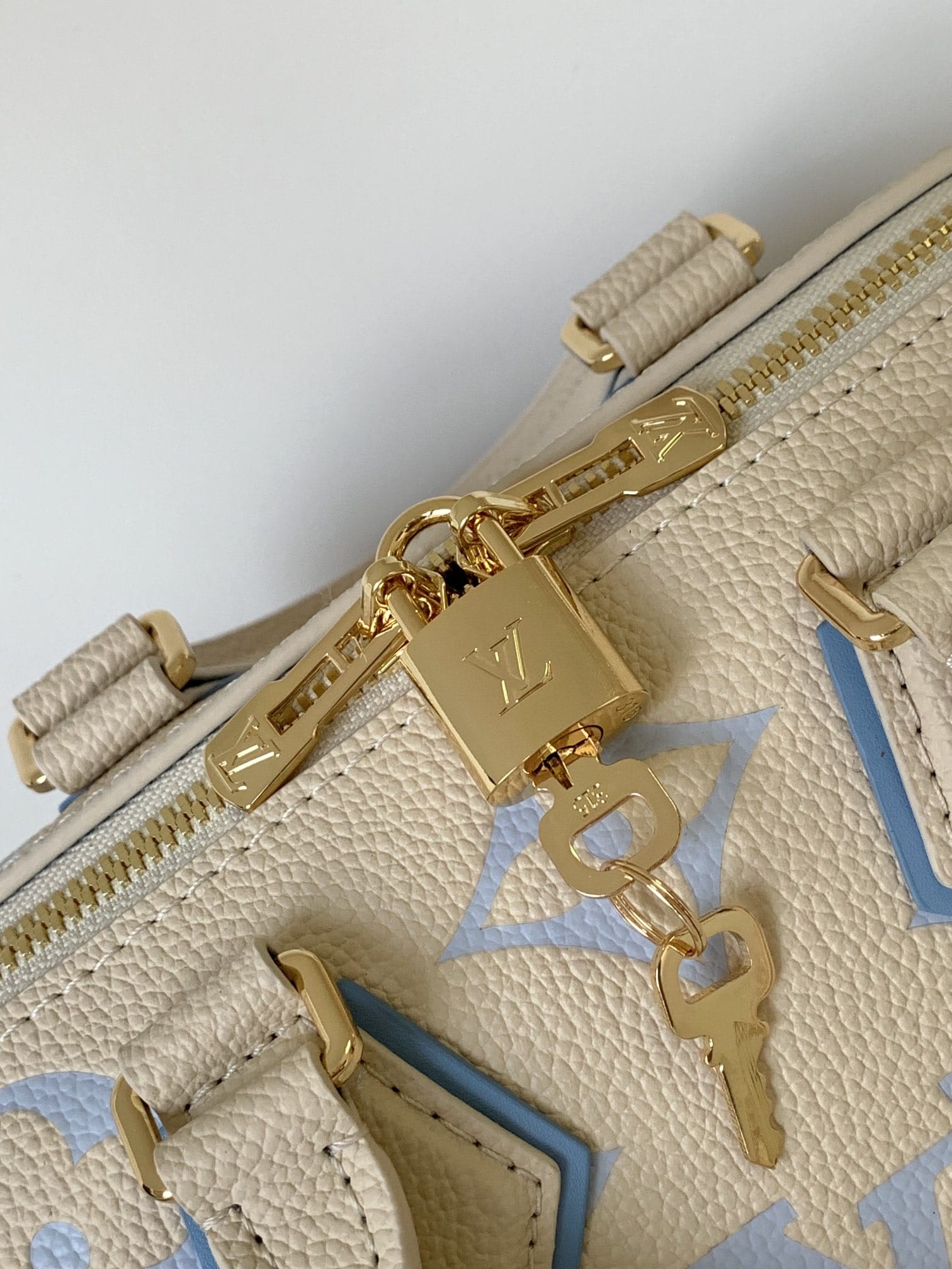 Louis Vuitton Speedy Bandoulière 20 Handle Shoulder Bag in Bicolor Monogram Leather - Latte/Candy Blue