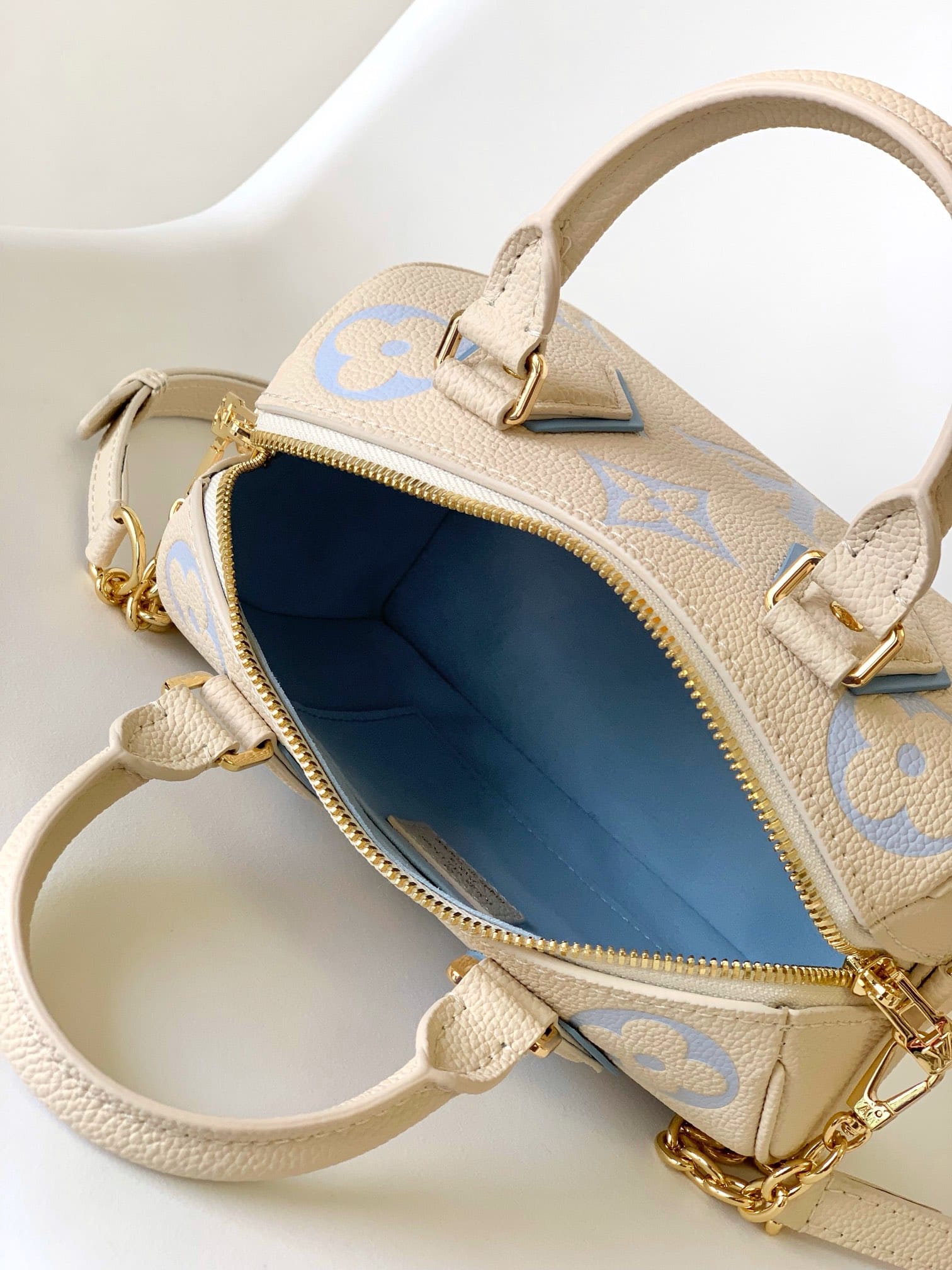 Louis Vuitton Speedy Bandoulière 20 Handle Shoulder Bag in Bicolor Monogram Leather - Latte/Candy Blue