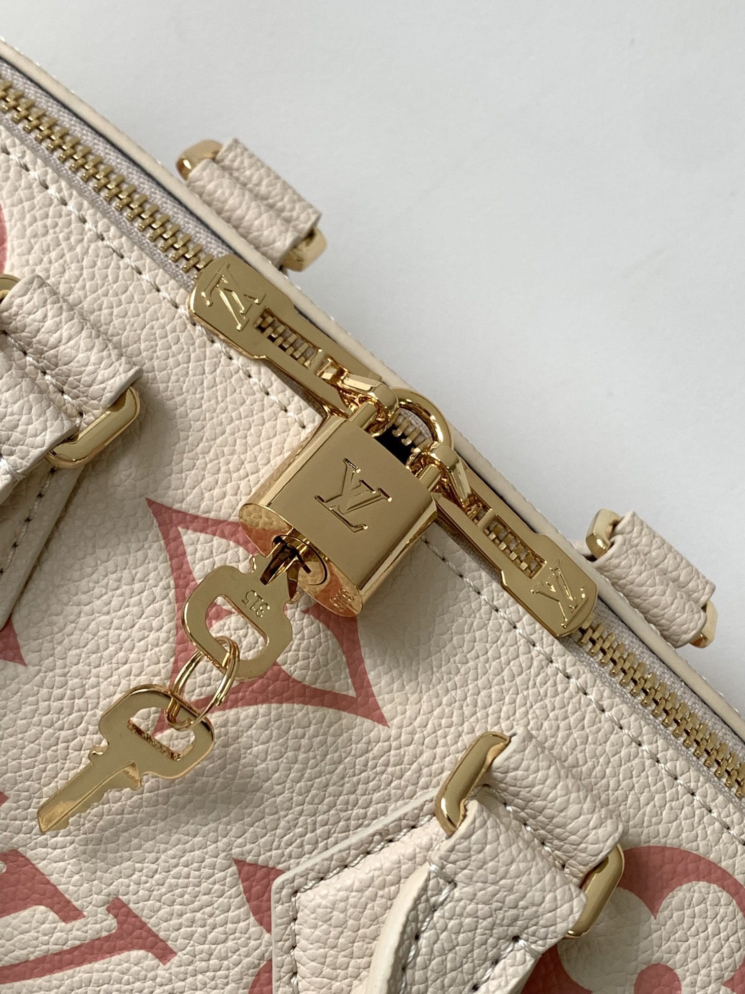 Louis Vuitton Speedy Bandoulière 20 Handle Shoulder Bag in Bicolor Monogram Leather - Latte/Chamallow