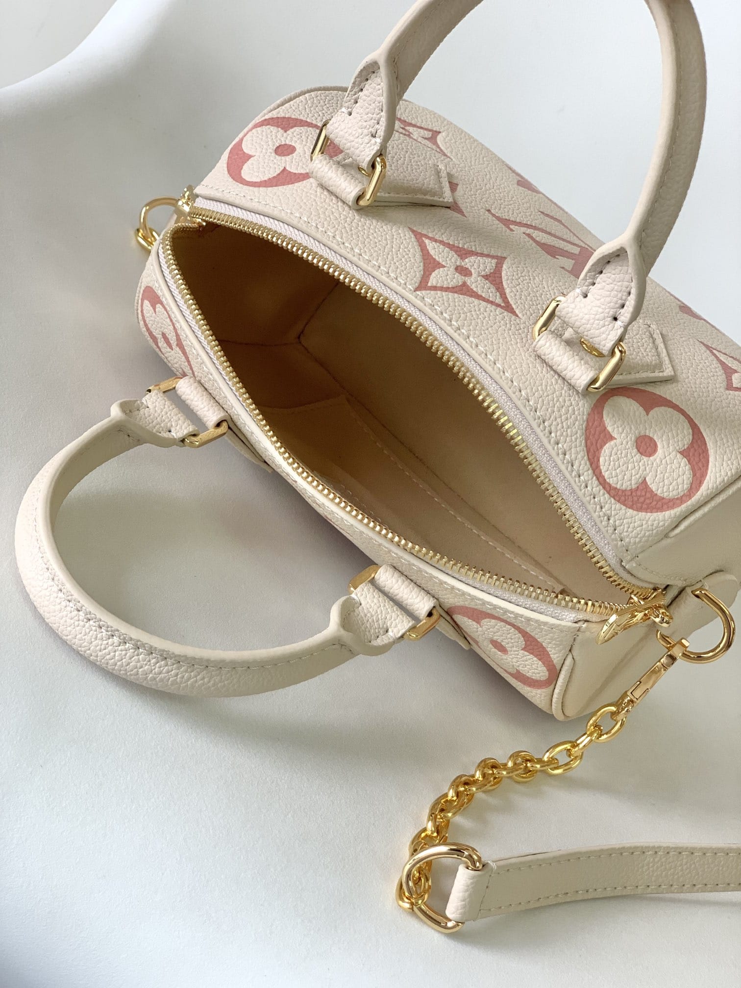 Louis Vuitton Speedy Bandoulière 20 Handle Shoulder Bag in Bicolor Monogram Leather - Latte/Chamallow