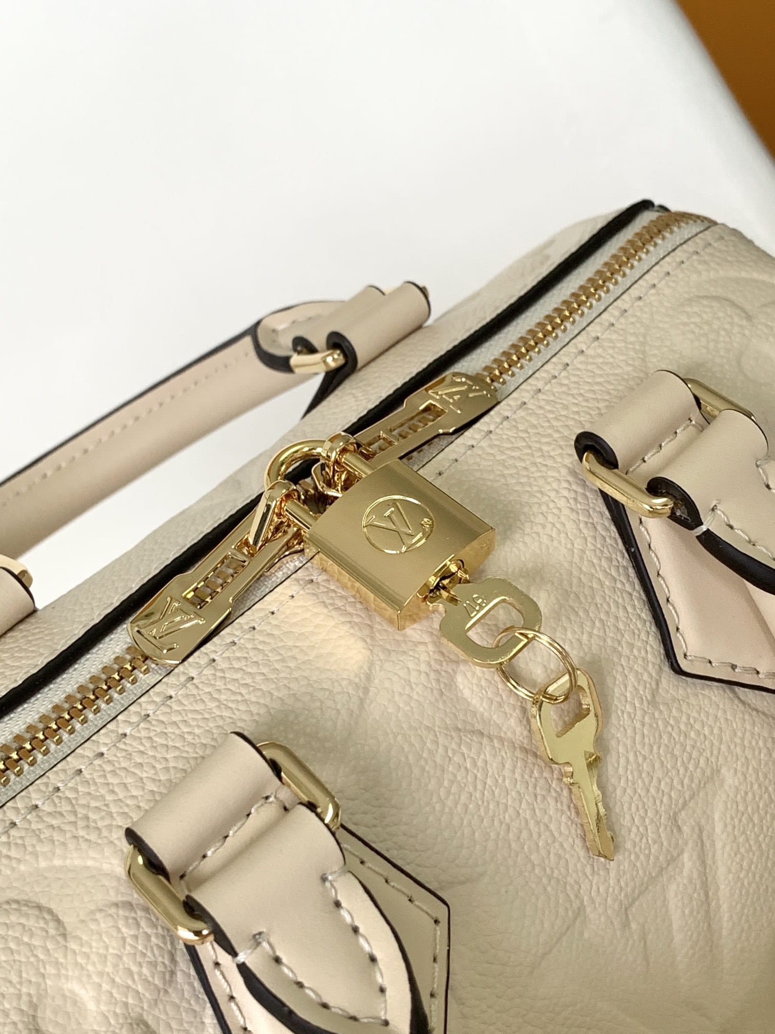 Louis Vuitton Speedy Bandoulière 20 Handle Shoulder Bag in Monogram Leather - Beige