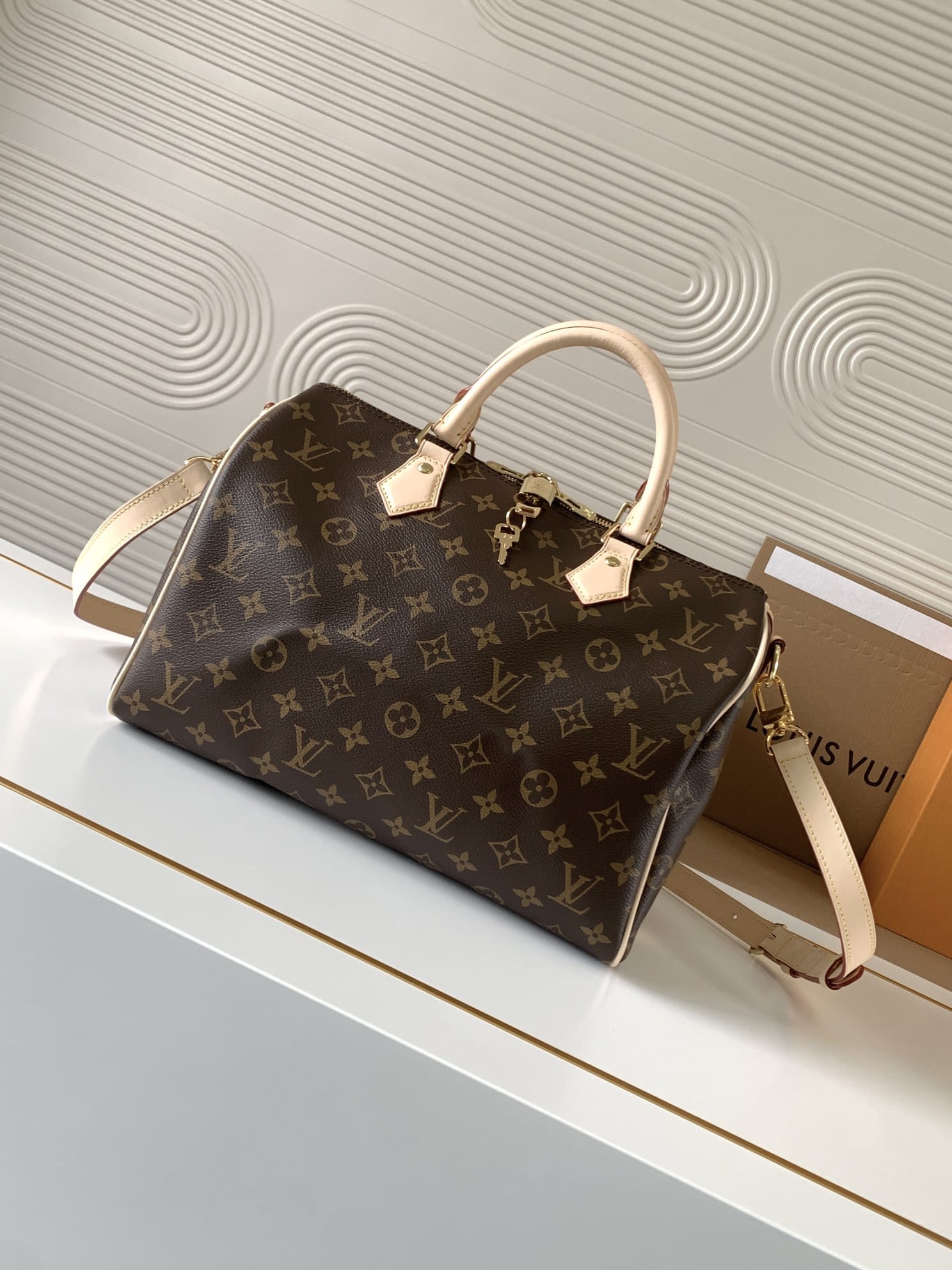 Louis Vuitton Speedy Bandoulière 30 Handle Shoulder Bag in Monogram Canvas