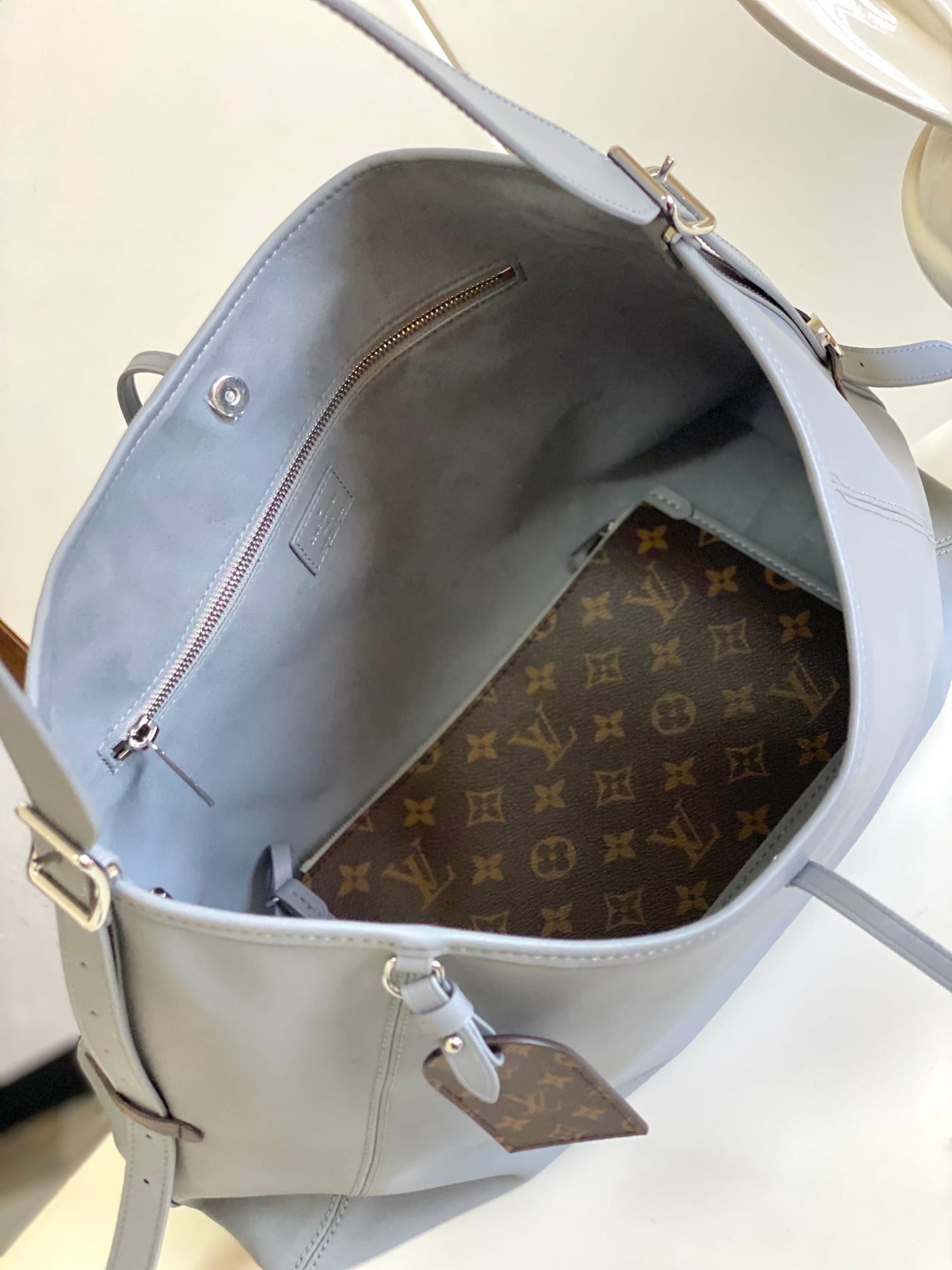 Louis Vuitton CarryAll Cargo Vibe MM Shoulder Bag in Lambskin - Gris Trianon