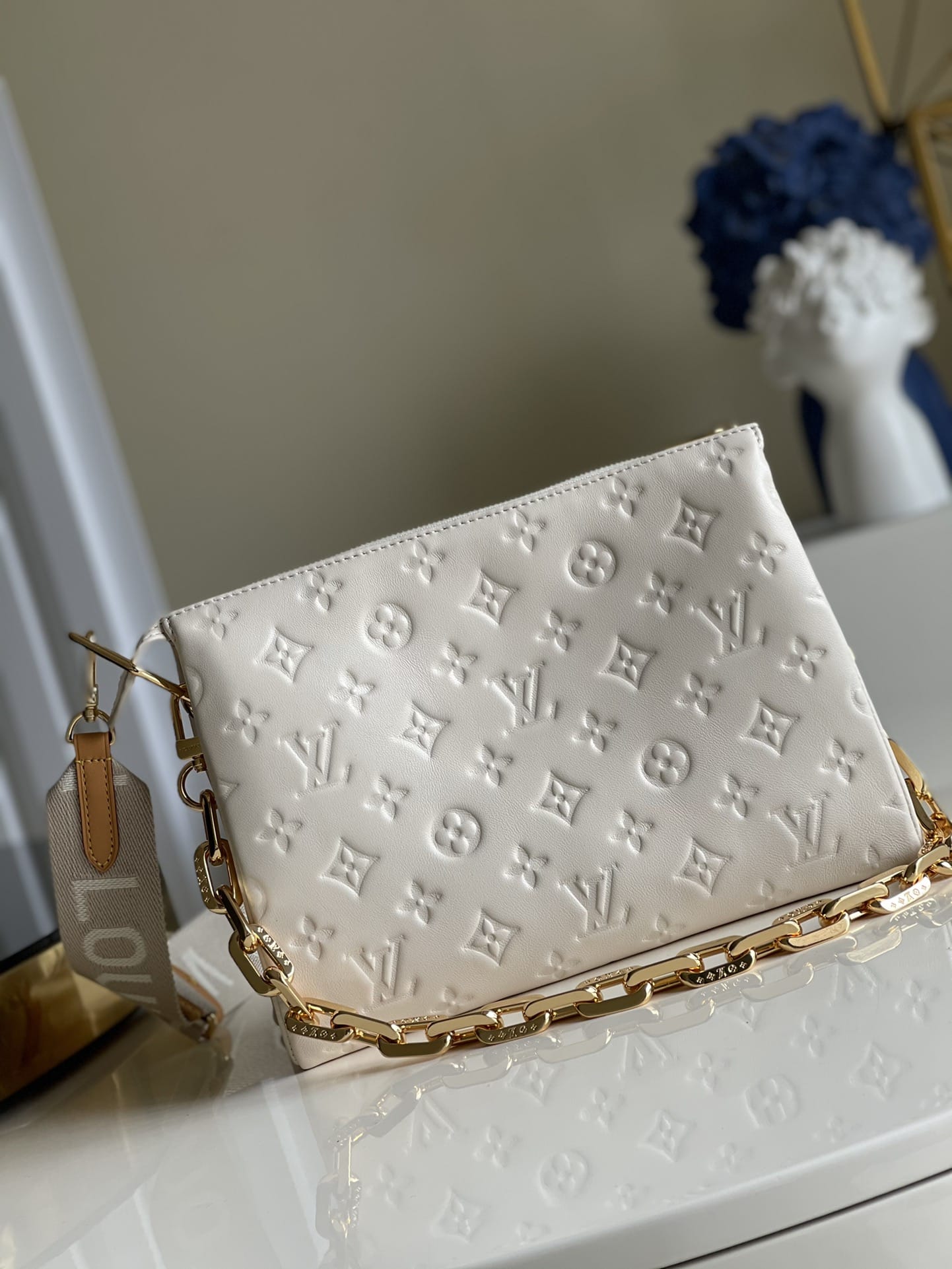 Louis Vuitton Coussin PM Handle Shoulder Bag in Puffy Lambskin - Cream