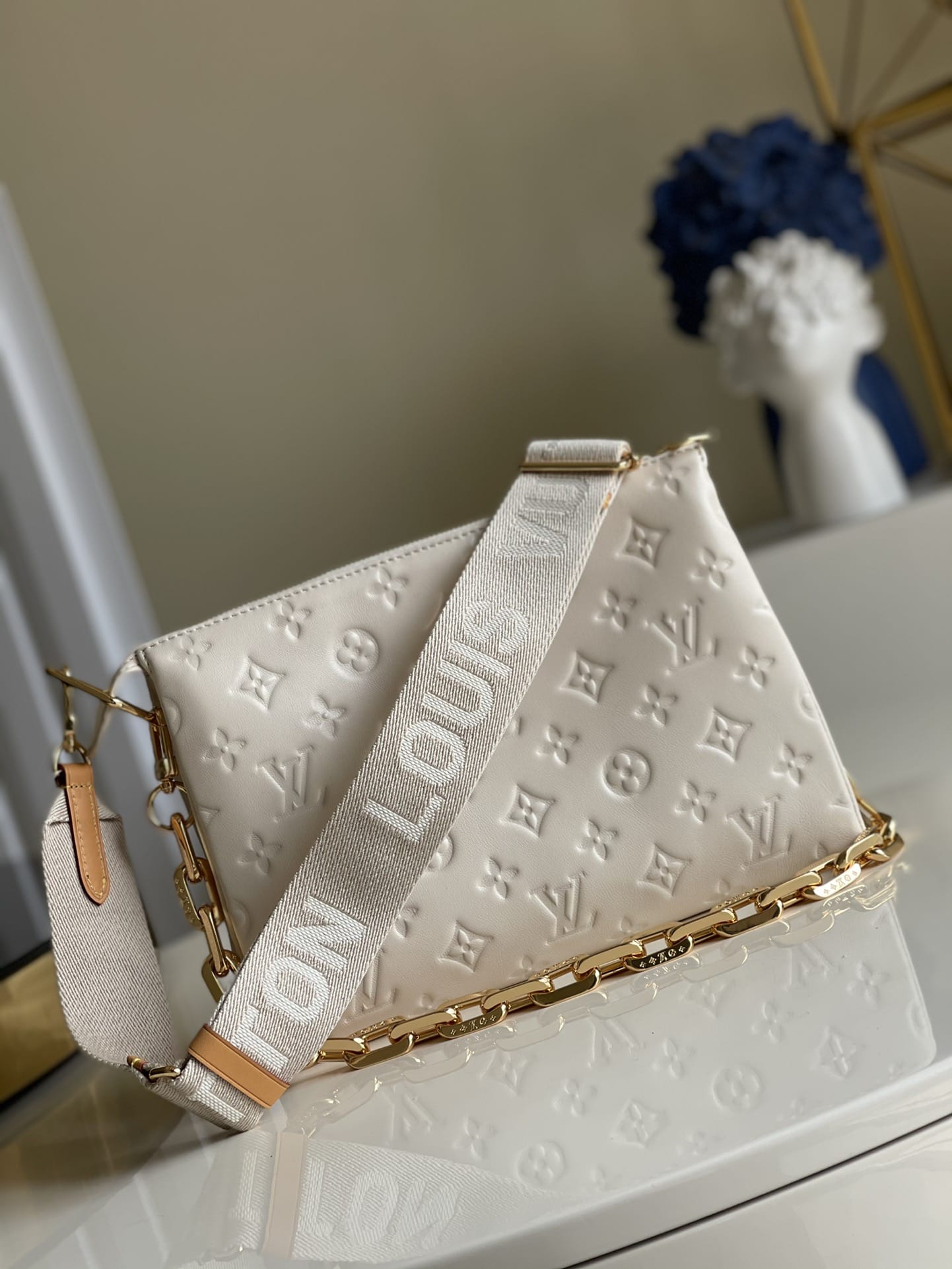 Louis Vuitton Coussin PM Handle Shoulder Bag in Puffy Lambskin - Cream