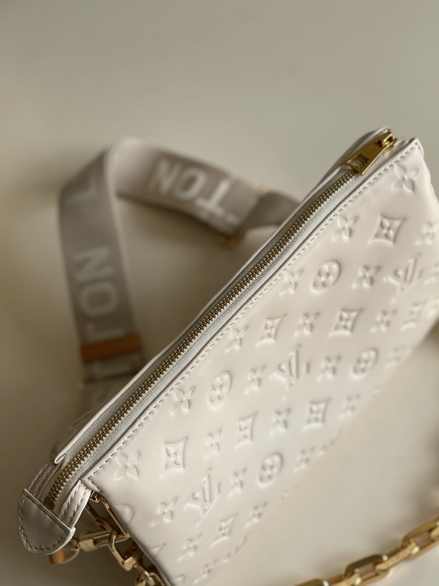 Louis Vuitton Coussin PM Handle Shoulder Bag in Puffy Lambskin - Cream