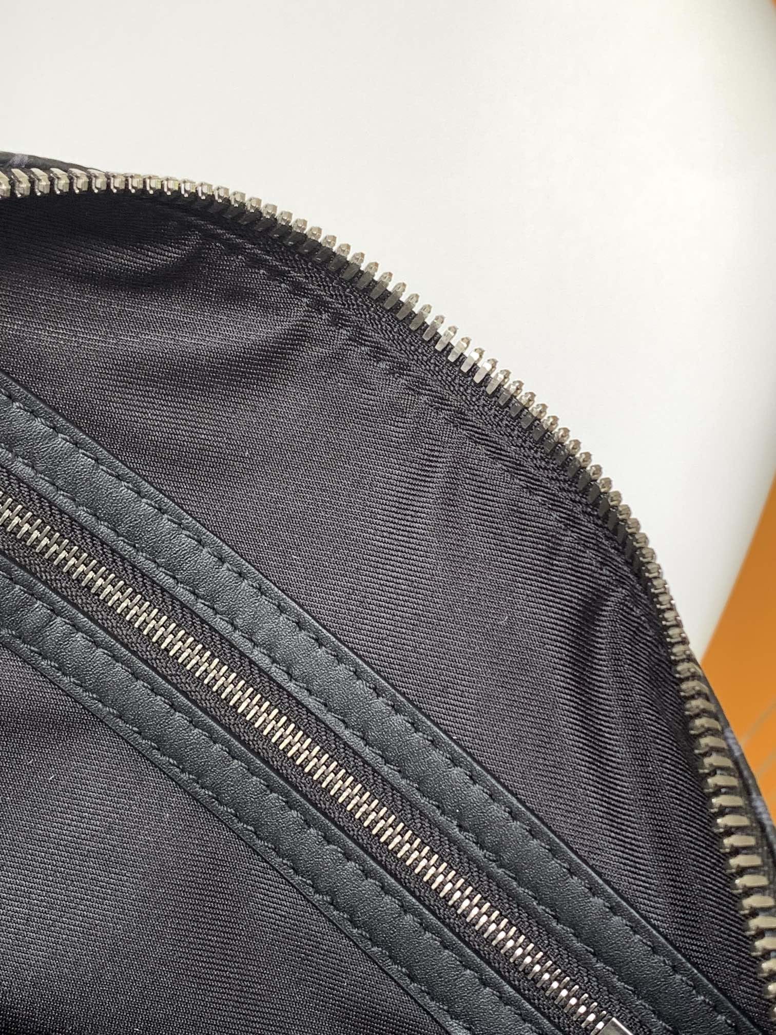 Louis Vuitton Keepall Bandoulière 35 Bag - Black