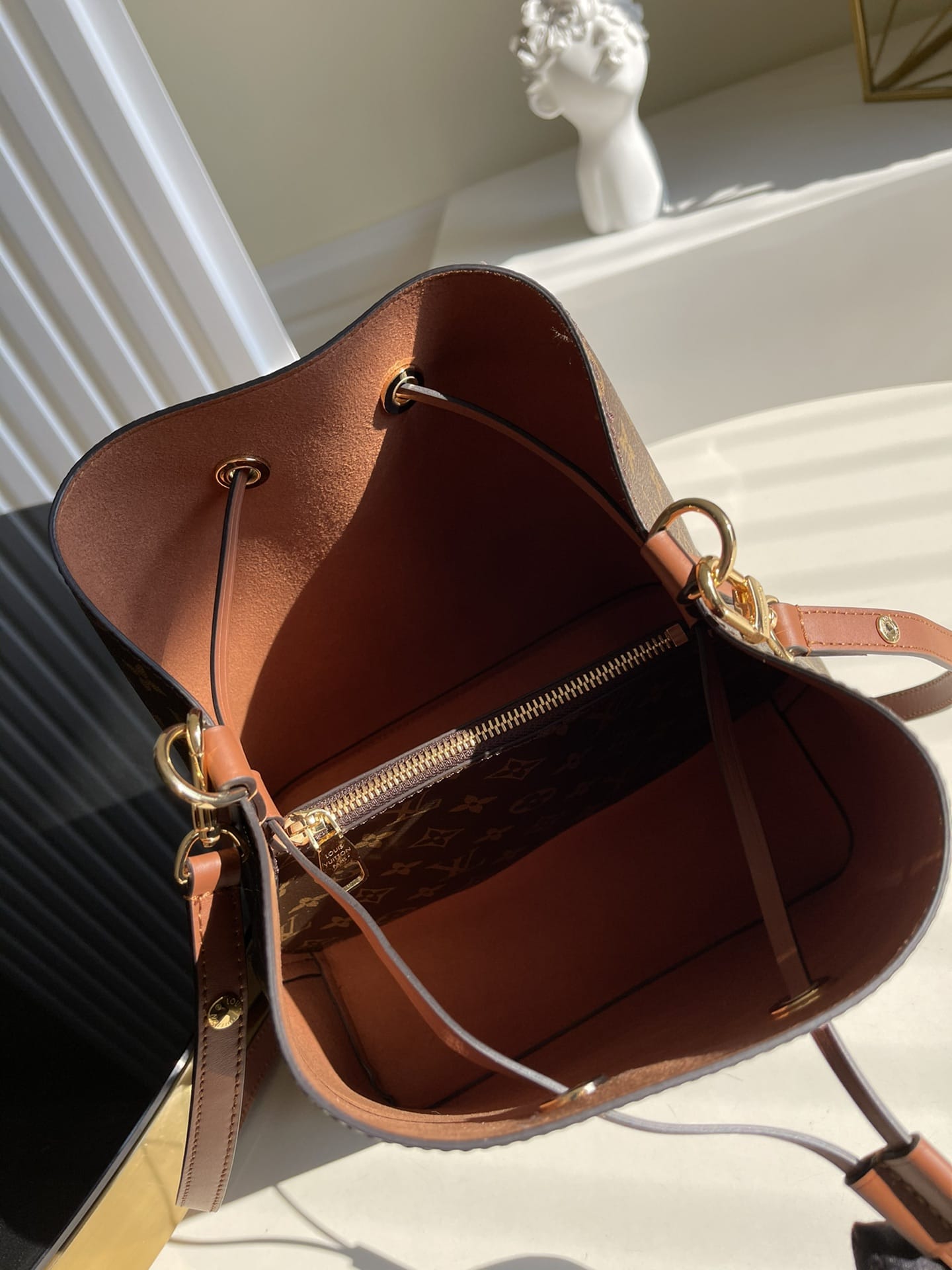 Louis Vuitton NéoNoé MM Bucket Bag in Monogram Canvas - Caramel