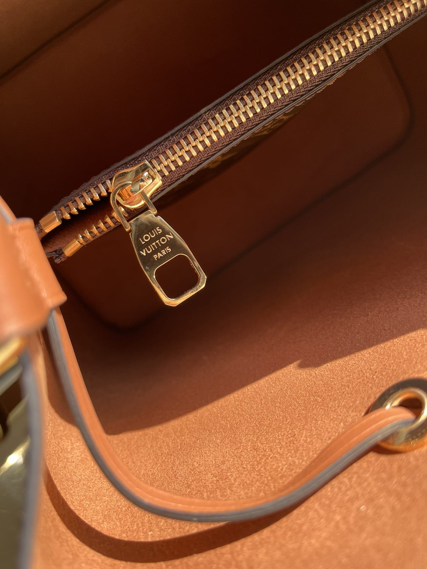 Louis Vuitton NéoNoé MM Bucket Bag in Monogram Canvas - Caramel