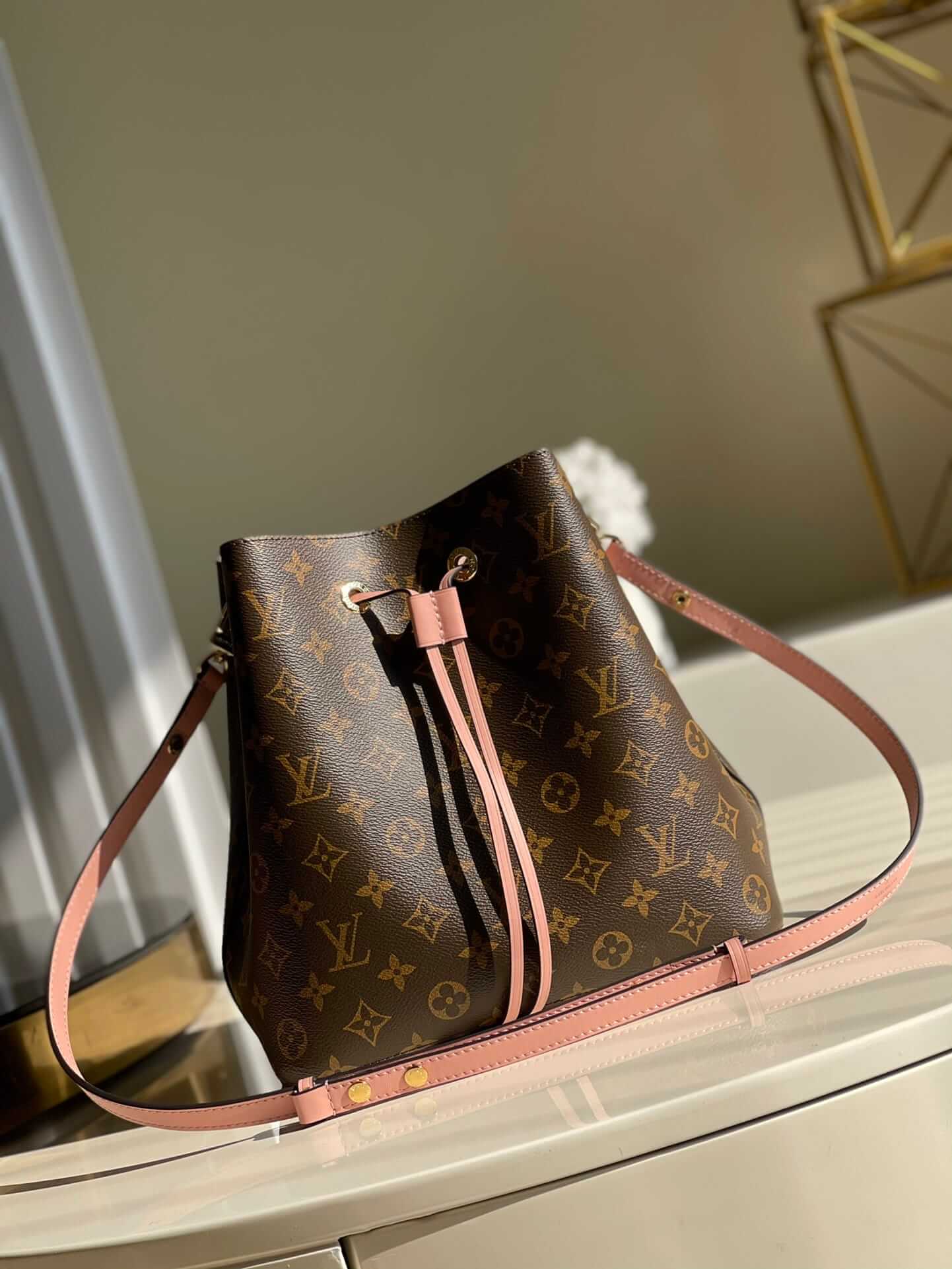 Louis Vuitton NéoNoé MM Bucket Bag in Monogram Canvas - Pink