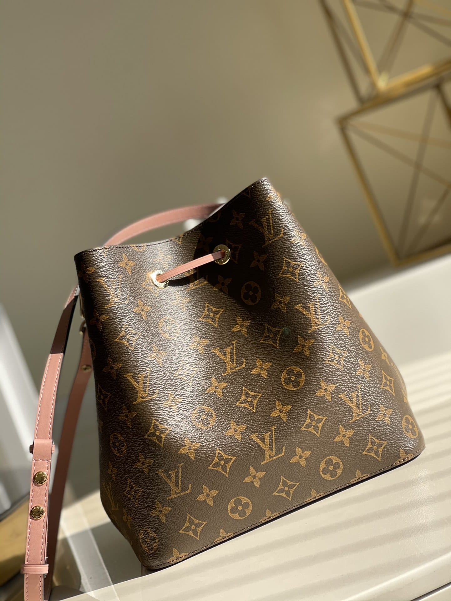 Louis Vuitton NéoNoé MM Bucket Bag in Monogram Canvas - Pink