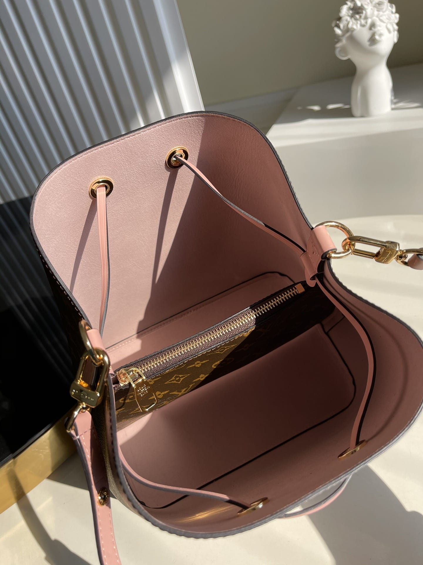 Louis Vuitton NéoNoé MM Bucket Bag in Monogram Canvas - Pink