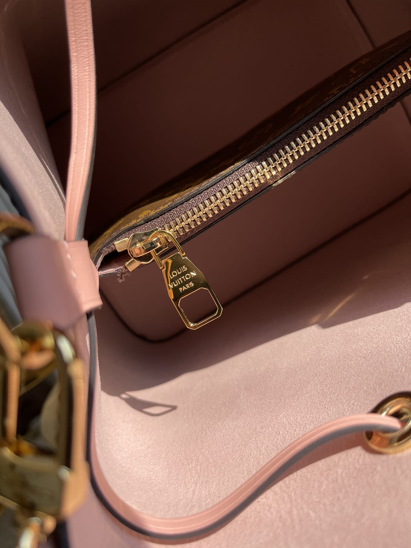 Louis Vuitton NéoNoé MM Bucket Bag in Monogram Canvas - Pink