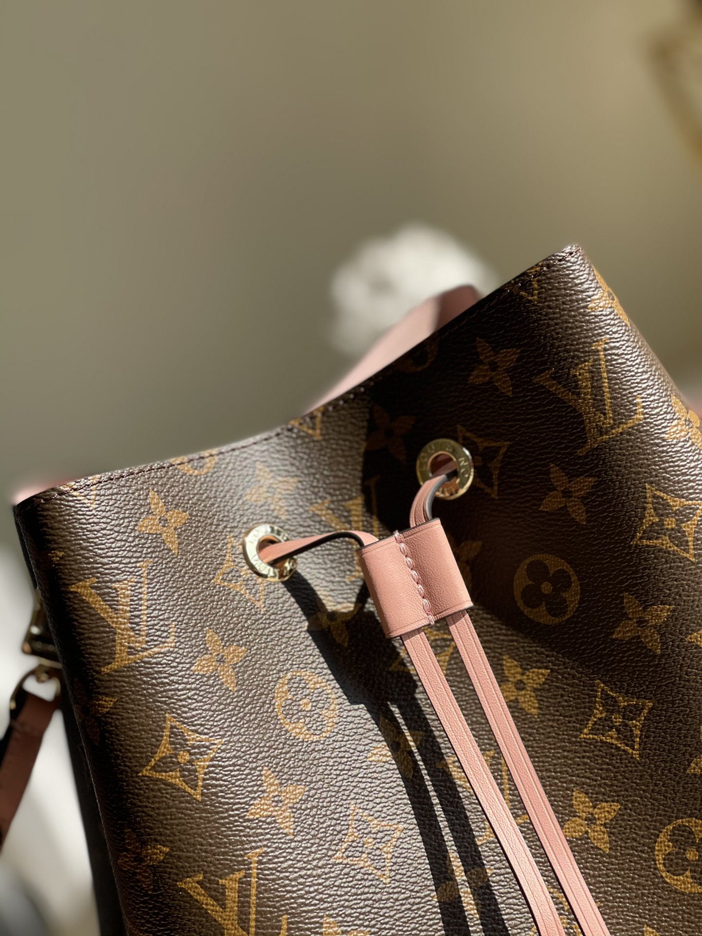 Louis Vuitton NéoNoé MM Bucket Bag in Monogram Canvas - Pink