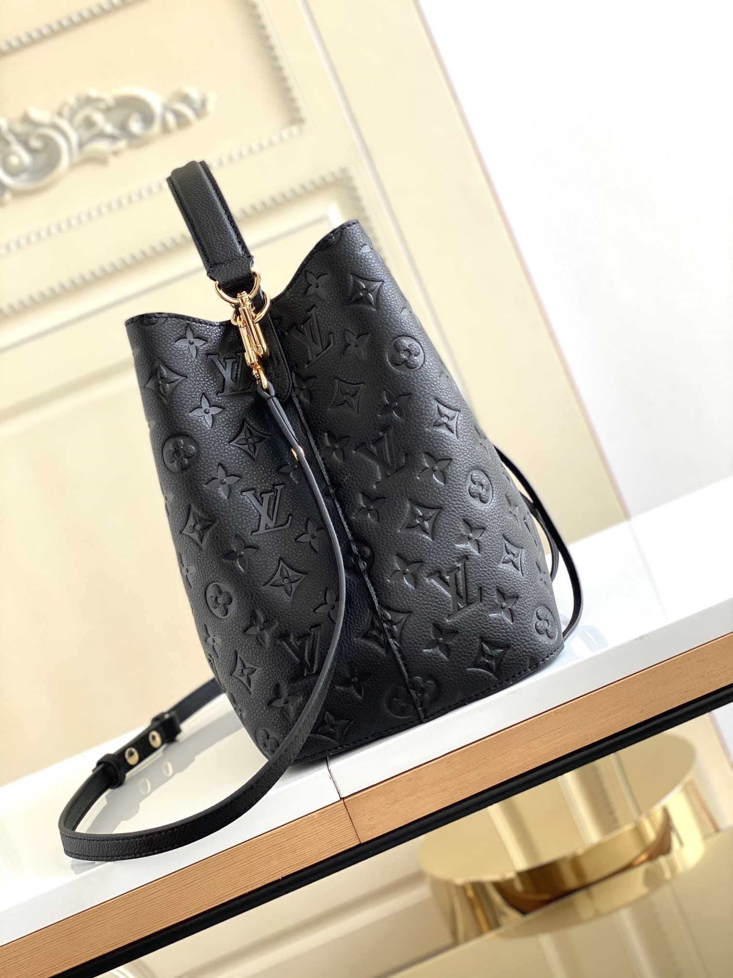 Louis Vuitton NéoNoé MM Bucket Bag in Monogram Empreinte Leather - Black