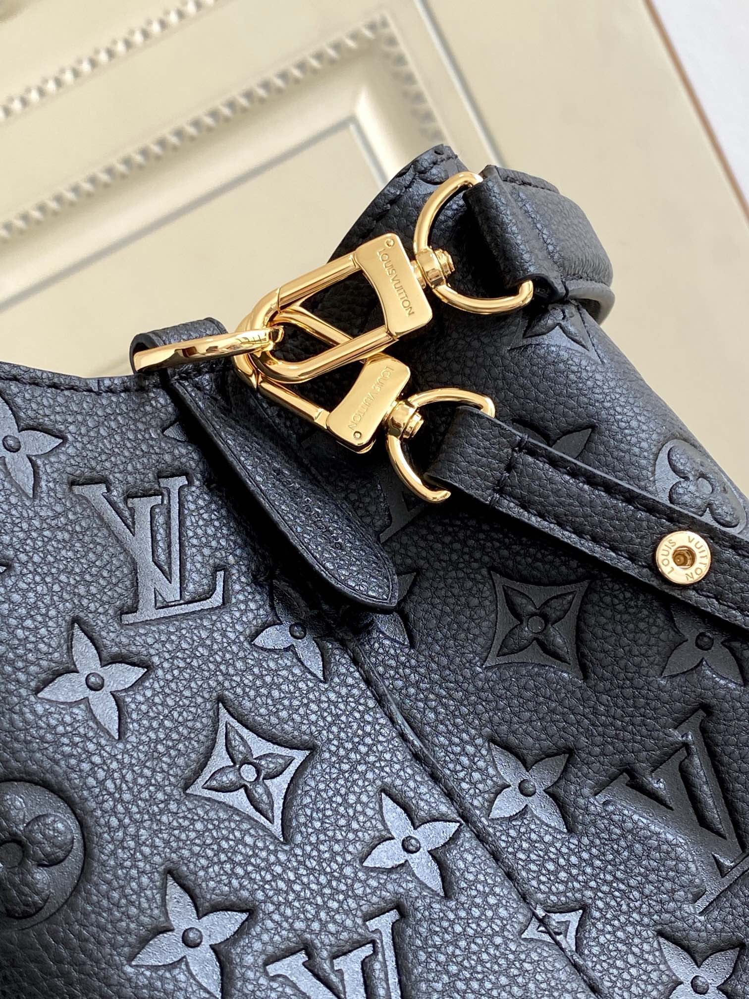 Louis Vuitton NéoNoé MM Bucket Bag in Monogram Empreinte Leather - Black