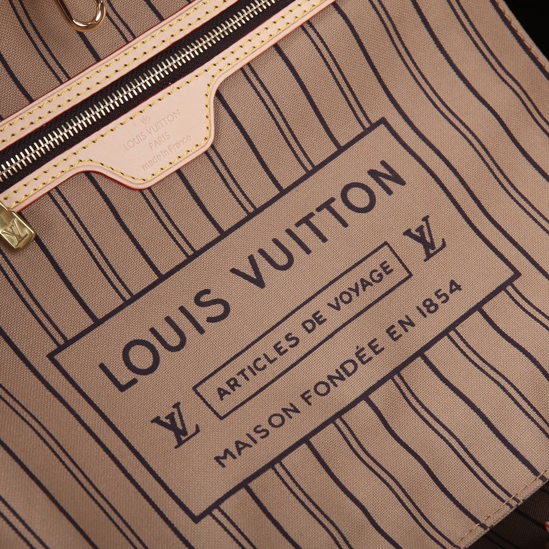 Louis Vuitton Neverfull MM Tote Bag in Monogram Canvas - Beige