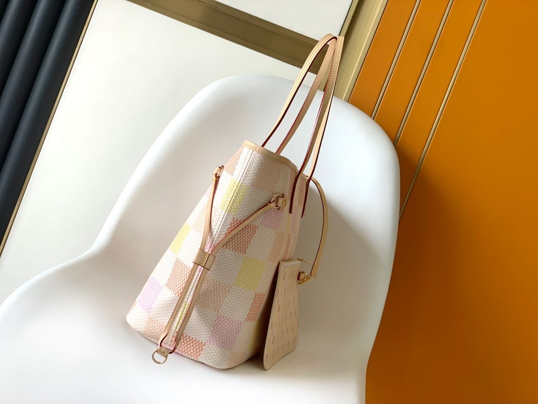 Louis Vuitton Neverfull MM Tote Bag in Damier Giant Canvas - Peach