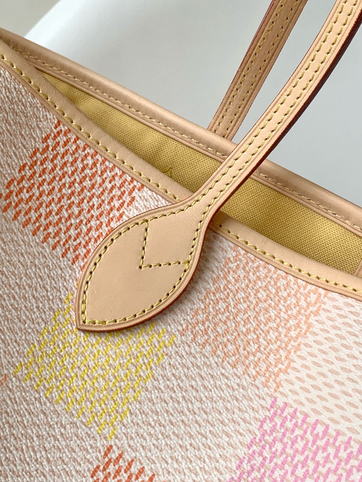 Louis Vuitton Neverfull MM Tote Bag in Damier Giant Canvas - Peach