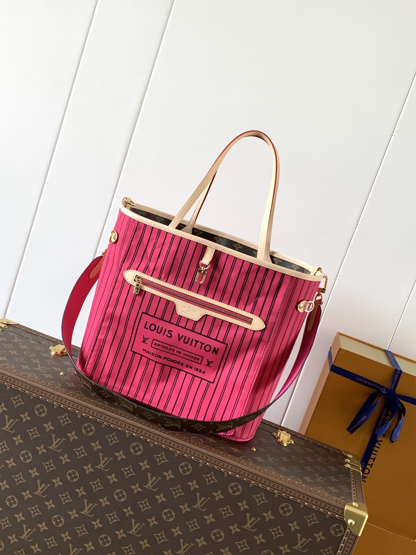 Louis Vuitton Neverfull Bandoulière Inside Out MM Tote Bag - Monogram/Rose Pondichery