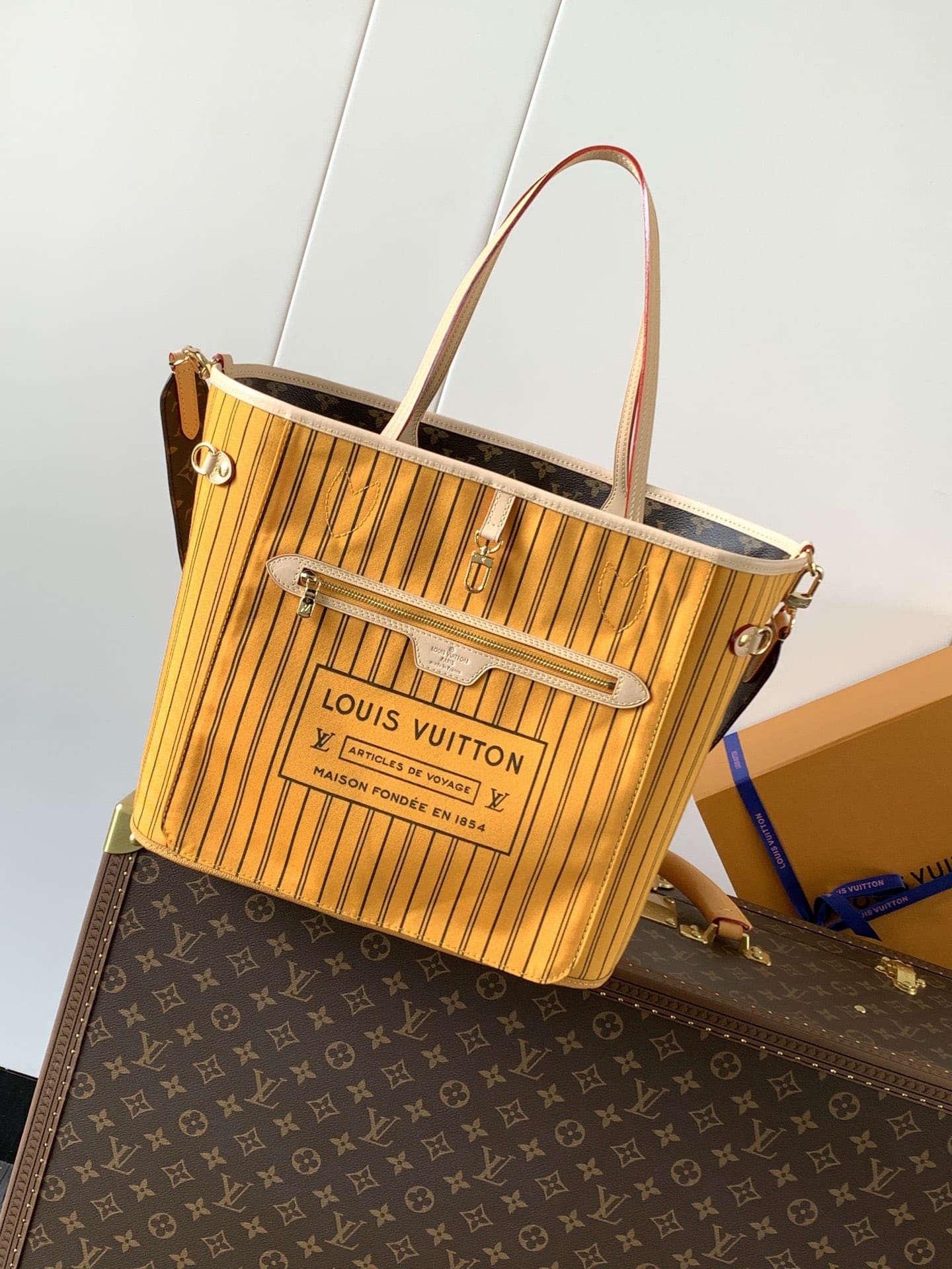 Louis Vuitton Neverfull Bandoulière Inside Out MM Tote Bag - Monogram/Jaune Safran