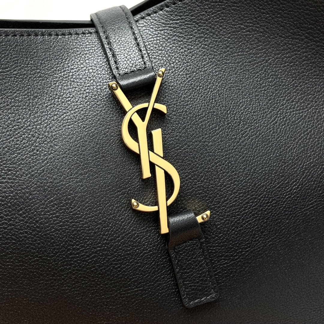 Saint Laurent Le 5 À 7 Supple Large Shoulder Bag In Grained Leather - Black & Gold